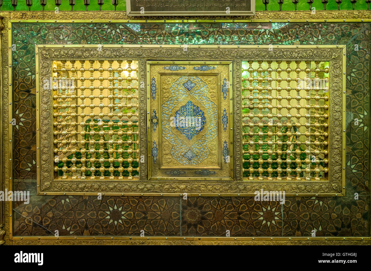 Dies ist das Grab von Emir Ali, ein Neffe von Shah Cheragh, die auch hier starben während En route nach Chorasan, Imam Reza zu helfen. Die bestehenden Schrein entstand im 19. Jahrhundert nach Erdbeben frühere Inkarnationen zerstörten und hat separate Bereiche für Männer und Frauen. Zu den Highlights gehören die auffällige bauchige Shirazi Kuppel, blendende venezianischen Spiegelarbeit, Buntglasfenster und eine komplizierte, alte Holztür. Interessant sind auch die Grabsteine rund um den Hof, für den Familien der Verstorbenen ein kleines Vermögen bezahlt. Stockfoto