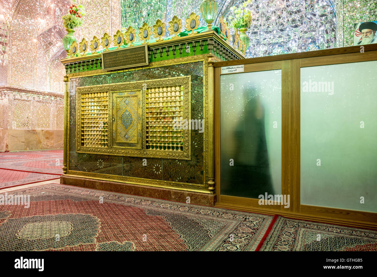Dies ist das Grab von Emir Ali, ein Neffe von Shah Cheragh, die auch hier starben während En route nach Chorasan, Imam Reza zu helfen. Die bestehenden Schrein entstand im 19. Jahrhundert nach Erdbeben frühere Inkarnationen zerstörten und hat separate Bereiche für Männer und Frauen. Zu den Highlights gehören die auffällige bauchige Shirazi Kuppel, blendende venezianischen Spiegelarbeit, Buntglasfenster und eine komplizierte, alte Holztür. Interessant sind auch die Grabsteine rund um den Hof, für den Familien der Verstorbenen ein kleines Vermögen bezahlt. Stockfoto