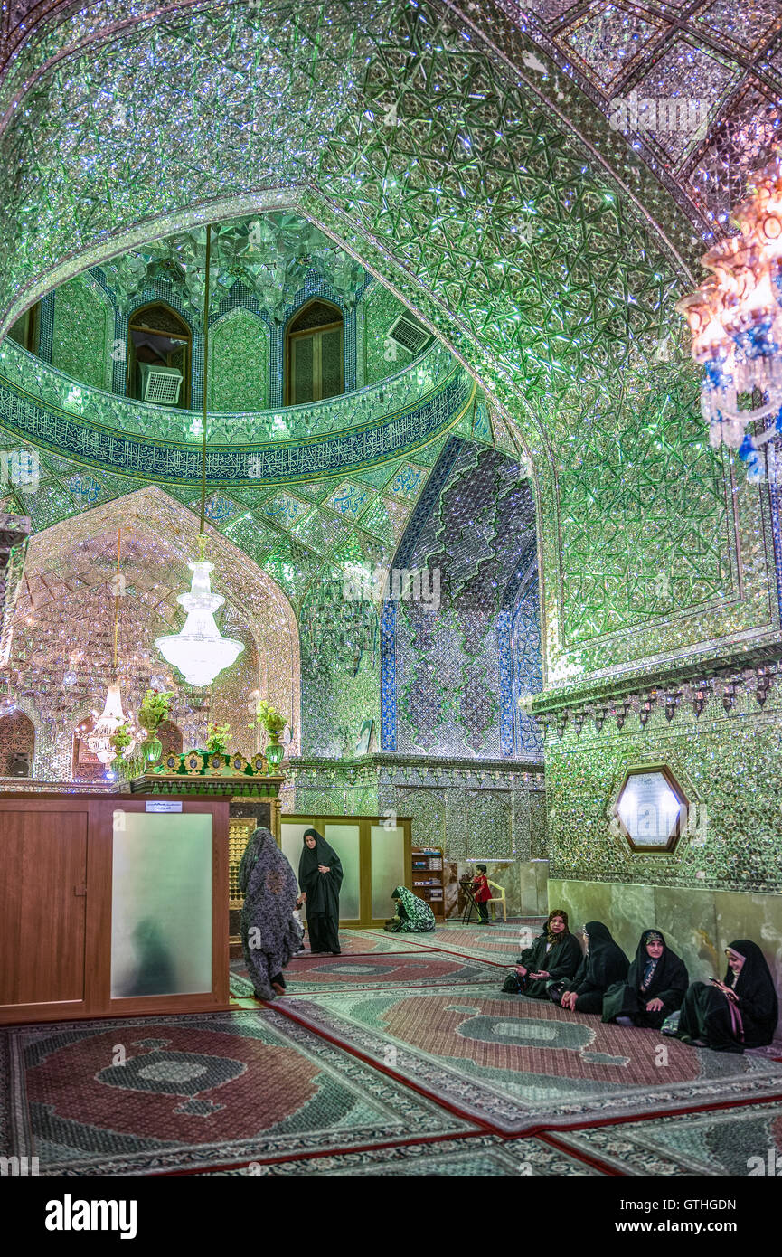 Dies ist das Grab von Emir Ali, ein Neffe von Shah Cheragh, die auch hier starben während En route nach Chorasan, Imam Reza zu helfen. Die bestehenden Schrein entstand im 19. Jahrhundert nach Erdbeben frühere Inkarnationen zerstörten und hat separate Bereiche für Männer und Frauen. Zu den Highlights gehören die auffällige bauchige Shirazi Kuppel, blendende venezianischen Spiegelarbeit, Buntglasfenster und eine komplizierte, alte Holztür. Interessant sind auch die Grabsteine rund um den Hof, für den Familien der Verstorbenen ein kleines Vermögen bezahlt. Stockfoto