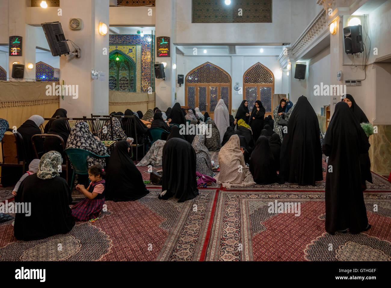 Dies ist das Grab von Emir Ali, ein Neffe von Shah Cheragh, die auch hier starben während En route nach Chorasan, Imam Reza zu helfen. Die bestehenden Schrein entstand im 19. Jahrhundert nach Erdbeben frühere Inkarnationen zerstörten und hat separate Bereiche für Männer und Frauen. Zu den Highlights gehören die auffällige bauchige Shirazi Kuppel, blendende venezianischen Spiegelarbeit, Buntglasfenster und eine komplizierte, alte Holztür. Interessant sind auch die Grabsteine rund um den Hof, für den Familien der Verstorbenen ein kleines Vermögen bezahlt. Stockfoto