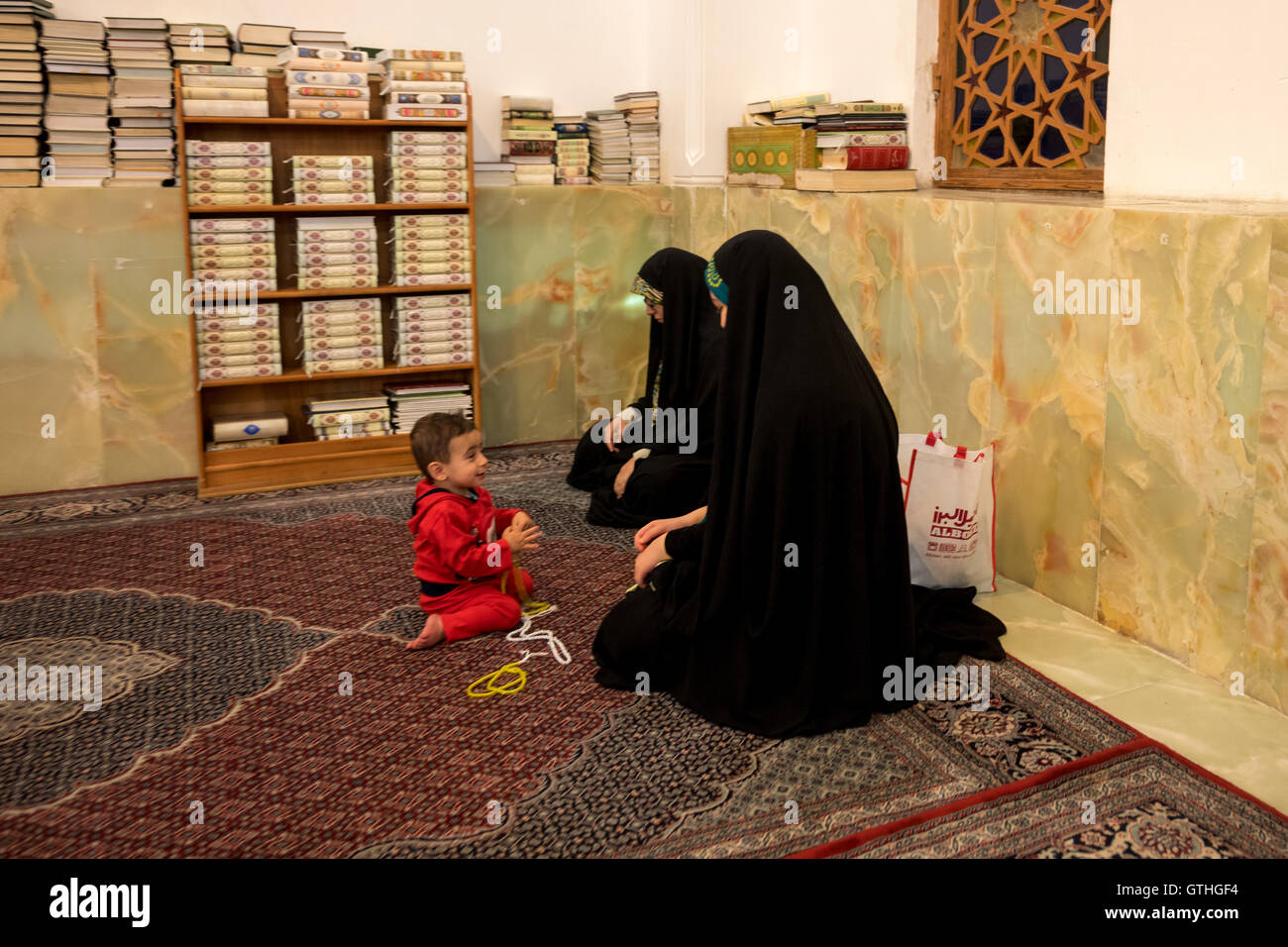 Dies ist das Grab von Emir Ali, ein Neffe von Shah Cheragh, die auch hier starben während En route nach Chorasan, Imam Reza zu helfen. Die bestehenden Schrein entstand im 19. Jahrhundert nach Erdbeben frühere Inkarnationen zerstörten und hat separate Bereiche für Männer und Frauen. Zu den Highlights gehören die auffällige bauchige Shirazi Kuppel, blendende venezianischen Spiegelarbeit, Buntglasfenster und eine komplizierte, alte Holztür. Interessant sind auch die Grabsteine rund um den Hof, für den Familien der Verstorbenen ein kleines Vermögen bezahlt. Stockfoto