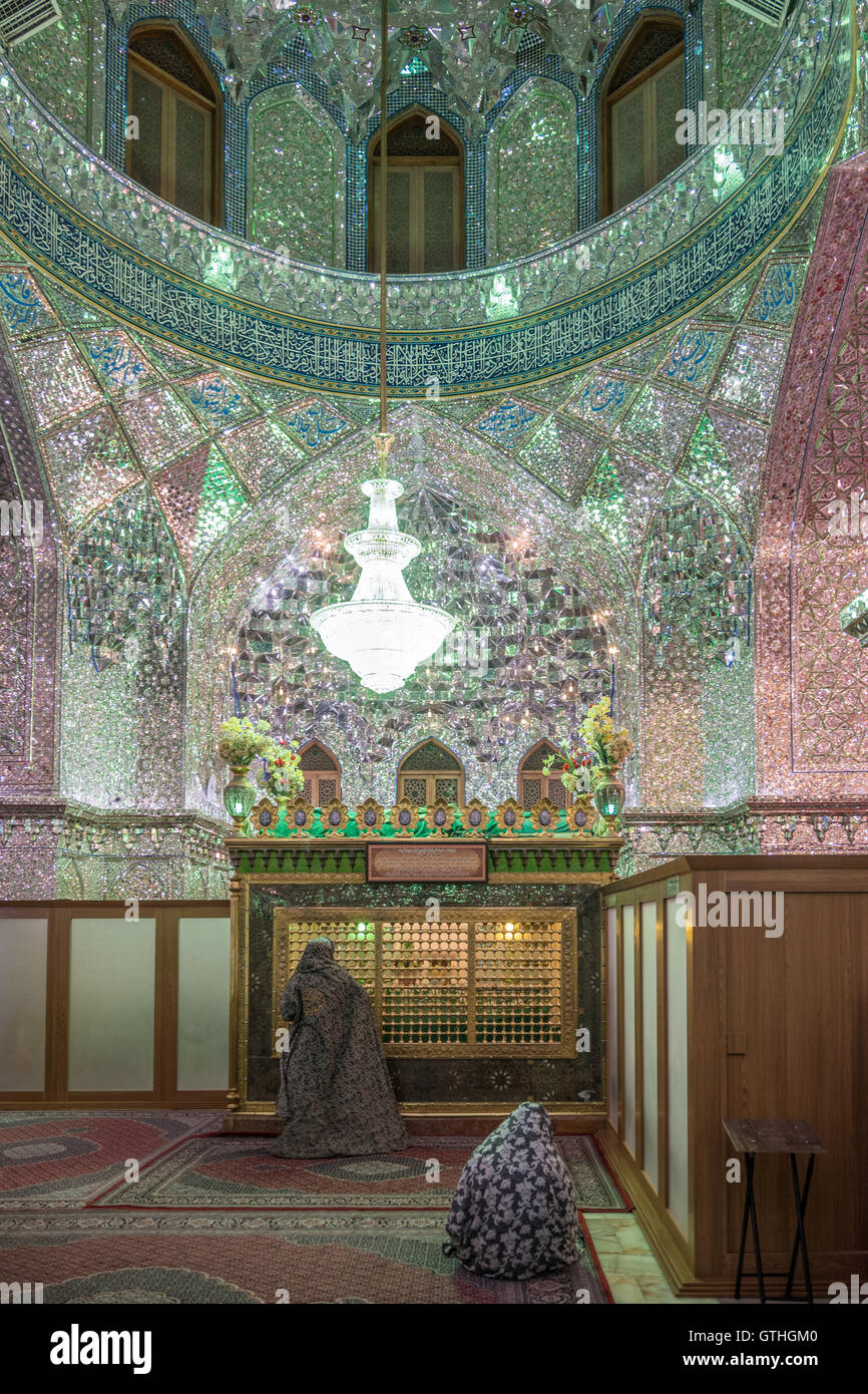 Dies ist das Grab von Emir Ali, ein Neffe von Shah Cheragh, die auch hier starben während En route nach Chorasan, Imam Reza zu helfen. Die bestehenden Schrein entstand im 19. Jahrhundert nach Erdbeben frühere Inkarnationen zerstörten und hat separate Bereiche für Männer und Frauen. Zu den Highlights gehören die auffällige bauchige Shirazi Kuppel, blendende venezianischen Spiegelarbeit, Buntglasfenster und eine komplizierte, alte Holztür. Interessant sind auch die Grabsteine rund um den Hof, für den Familien der Verstorbenen ein kleines Vermögen bezahlt. Stockfoto