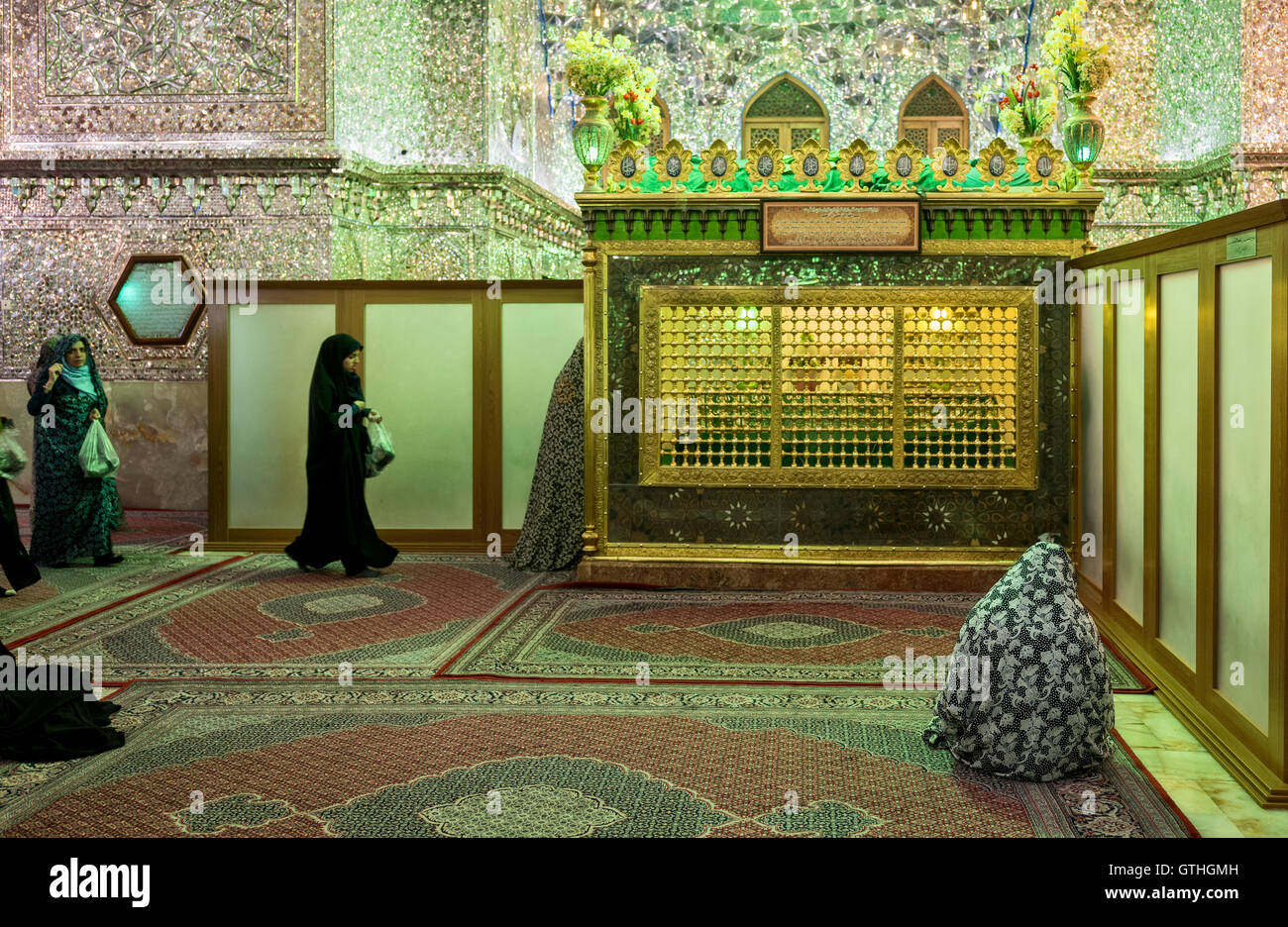 Dies ist das Grab von Emir Ali, ein Neffe von Shah Cheragh, die auch hier starben während En route nach Chorasan, Imam Reza zu helfen. Die bestehenden Schrein entstand im 19. Jahrhundert nach Erdbeben frühere Inkarnationen zerstörten und hat separate Bereiche für Männer und Frauen. Zu den Highlights gehören die auffällige bauchige Shirazi Kuppel, blendende venezianischen Spiegelarbeit, Buntglasfenster und eine komplizierte, alte Holztür. Interessant sind auch die Grabsteine rund um den Hof, für den Familien der Verstorbenen ein kleines Vermögen bezahlt. Stockfoto