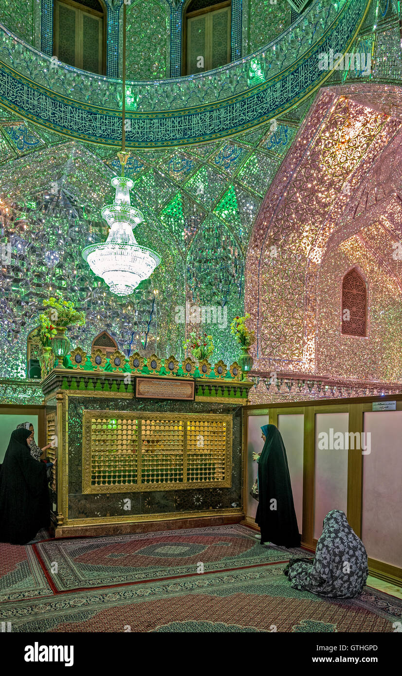 Dies ist das Grab von Emir Ali, ein Neffe von Shah Cheragh, die auch hier starben während En route nach Chorasan, Imam Reza zu helfen. Die bestehenden Schrein entstand im 19. Jahrhundert nach Erdbeben frühere Inkarnationen zerstörten und hat separate Bereiche für Männer und Frauen. Zu den Highlights gehören die auffällige bauchige Shirazi Kuppel, blendende venezianischen Spiegelarbeit, Buntglasfenster und eine komplizierte, alte Holztür. Interessant sind auch die Grabsteine rund um den Hof, für den Familien der Verstorbenen ein kleines Vermögen bezahlt. Stockfoto