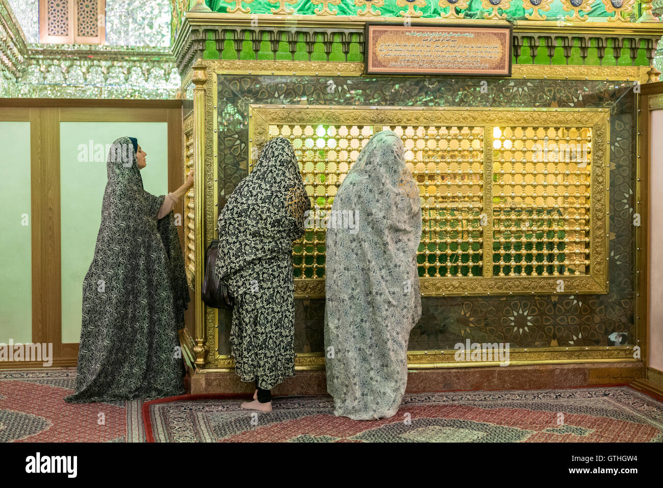 Dies ist das Grab von Emir Ali, ein Neffe von Shah Cheragh, die auch hier starben während En route nach Chorasan, Imam Reza zu helfen. Die bestehenden Schrein entstand im 19. Jahrhundert nach Erdbeben frühere Inkarnationen zerstörten und hat separate Bereiche für Männer und Frauen. Zu den Highlights gehören die auffällige bauchige Shirazi Kuppel, blendende venezianischen Spiegelarbeit, Buntglasfenster und eine komplizierte, alte Holztür. Interessant sind auch die Grabsteine rund um den Hof, für den Familien der Verstorbenen ein kleines Vermögen bezahlt. Stockfoto