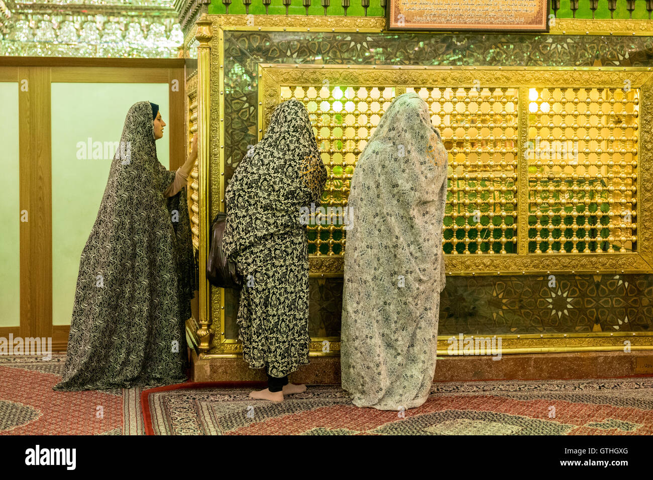 Dies ist das Grab von Emir Ali, ein Neffe von Shah Cheragh, die auch hier starben während En route nach Chorasan, Imam Reza zu helfen. Die bestehenden Schrein entstand im 19. Jahrhundert nach Erdbeben frühere Inkarnationen zerstörten und hat separate Bereiche für Männer und Frauen. Zu den Highlights gehören die auffällige bauchige Shirazi Kuppel, blendende venezianischen Spiegelarbeit, Buntglasfenster und eine komplizierte, alte Holztür. Interessant sind auch die Grabsteine rund um den Hof, für den Familien der Verstorbenen ein kleines Vermögen bezahlt. Stockfoto