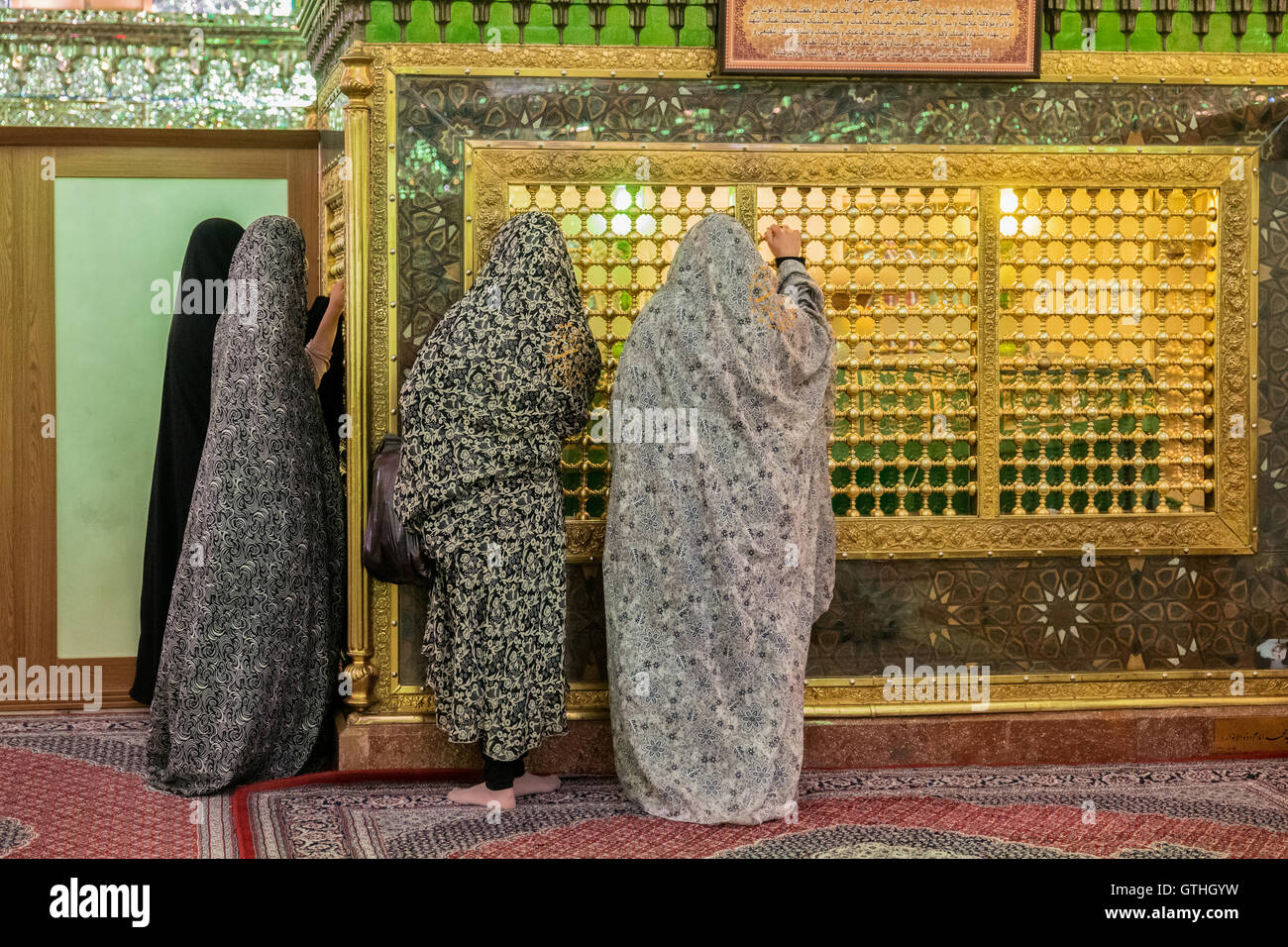 Dies ist das Grab von Emir Ali, ein Neffe von Shah Cheragh, die auch hier starben während En route nach Chorasan, Imam Reza zu helfen. Die bestehenden Schrein entstand im 19. Jahrhundert nach Erdbeben frühere Inkarnationen zerstörten und hat separate Bereiche für Männer und Frauen. Zu den Highlights gehören die auffällige bauchige Shirazi Kuppel, blendende venezianischen Spiegelarbeit, Buntglasfenster und eine komplizierte, alte Holztür. Interessant sind auch die Grabsteine rund um den Hof, für den Familien der Verstorbenen ein kleines Vermögen bezahlt. Stockfoto