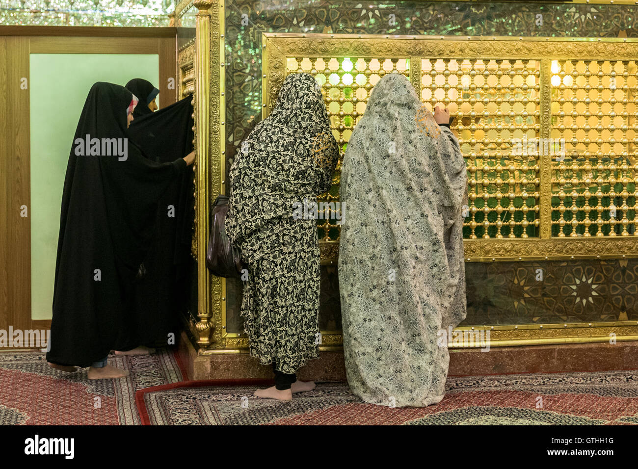 Dies ist das Grab von Emir Ali, ein Neffe von Shah Cheragh, die auch hier starben während En route nach Chorasan, Imam Reza zu helfen. Die bestehenden Schrein entstand im 19. Jahrhundert nach Erdbeben frühere Inkarnationen zerstörten und hat separate Bereiche für Männer und Frauen. Zu den Highlights gehören die auffällige bauchige Shirazi Kuppel, blendende venezianischen Spiegelarbeit, Buntglasfenster und eine komplizierte, alte Holztür. Interessant sind auch die Grabsteine rund um den Hof, für den Familien der Verstorbenen ein kleines Vermögen bezahlt. Stockfoto