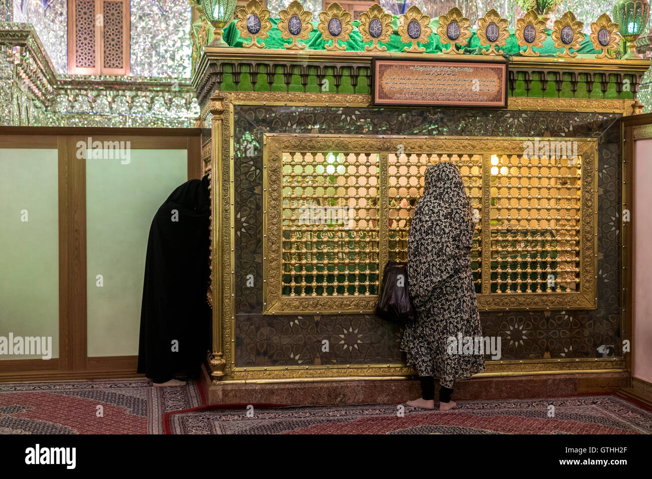 Dies ist das Grab von Emir Ali, ein Neffe von Shah Cheragh, die auch hier starben während En route nach Chorasan, Imam Reza zu helfen. Die bestehenden Schrein entstand im 19. Jahrhundert nach Erdbeben frühere Inkarnationen zerstörten und hat separate Bereiche für Männer und Frauen. Zu den Highlights gehören die auffällige bauchige Shirazi Kuppel, blendende venezianischen Spiegelarbeit, Buntglasfenster und eine komplizierte, alte Holztür. Interessant sind auch die Grabsteine rund um den Hof, für den Familien der Verstorbenen ein kleines Vermögen bezahlt. Stockfoto