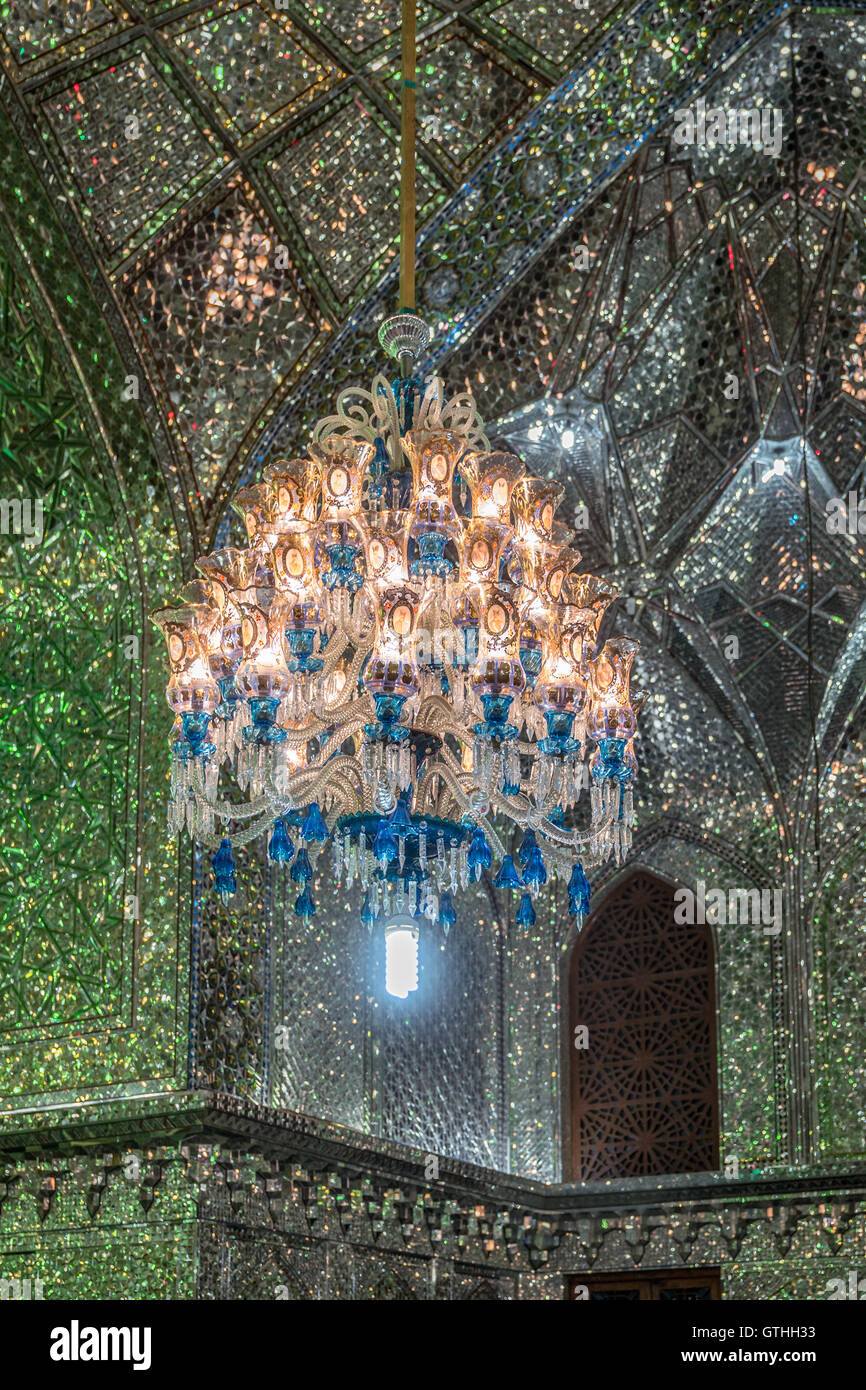 Dies ist das Grab von Emir Ali, ein Neffe von Shah Cheragh, die auch hier starben während En route nach Chorasan, Imam Reza zu helfen. Die bestehenden Schrein entstand im 19. Jahrhundert nach Erdbeben frühere Inkarnationen zerstörten und hat separate Bereiche für Männer und Frauen. Zu den Highlights gehören die auffällige bauchige Shirazi Kuppel, blendende venezianischen Spiegelarbeit, Buntglasfenster und eine komplizierte, alte Holztür. Interessant sind auch die Grabsteine rund um den Hof, für den Familien der Verstorbenen ein kleines Vermögen bezahlt. Stockfoto