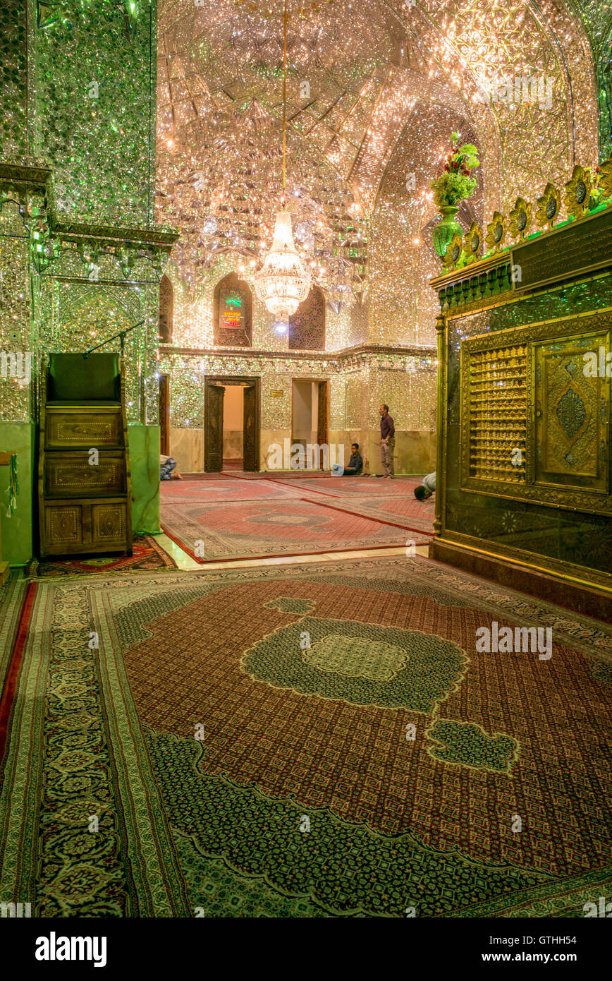 Dies ist das Grab von Emir Ali, ein Neffe von Shah Cheragh, die auch hier starben während En route nach Chorasan, Imam Reza zu helfen. Die bestehenden Schrein entstand im 19. Jahrhundert nach Erdbeben frühere Inkarnationen zerstörten und hat separate Bereiche für Männer und Frauen. Zu den Highlights gehören die auffällige bauchige Shirazi Kuppel, blendende venezianischen Spiegelarbeit, Buntglasfenster und eine komplizierte, alte Holztür. Interessant sind auch die Grabsteine rund um den Hof, für den Familien der Verstorbenen ein kleines Vermögen bezahlt. Stockfoto