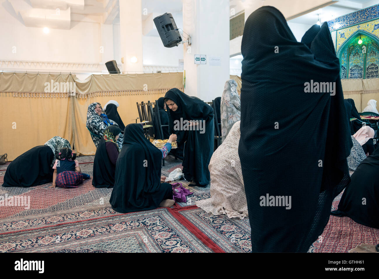 Dies ist das Grab von Emir Ali, ein Neffe von Shah Cheragh, die auch hier starben während En route nach Chorasan, Imam Reza zu helfen. Die bestehenden Schrein entstand im 19. Jahrhundert nach Erdbeben frühere Inkarnationen zerstörten und hat separate Bereiche für Männer und Frauen. Zu den Highlights gehören die auffällige bauchige Shirazi Kuppel, blendende venezianischen Spiegelarbeit, Buntglasfenster und eine komplizierte, alte Holztür. Interessant sind auch die Grabsteine rund um den Hof, für den Familien der Verstorbenen ein kleines Vermögen bezahlt. Stockfoto