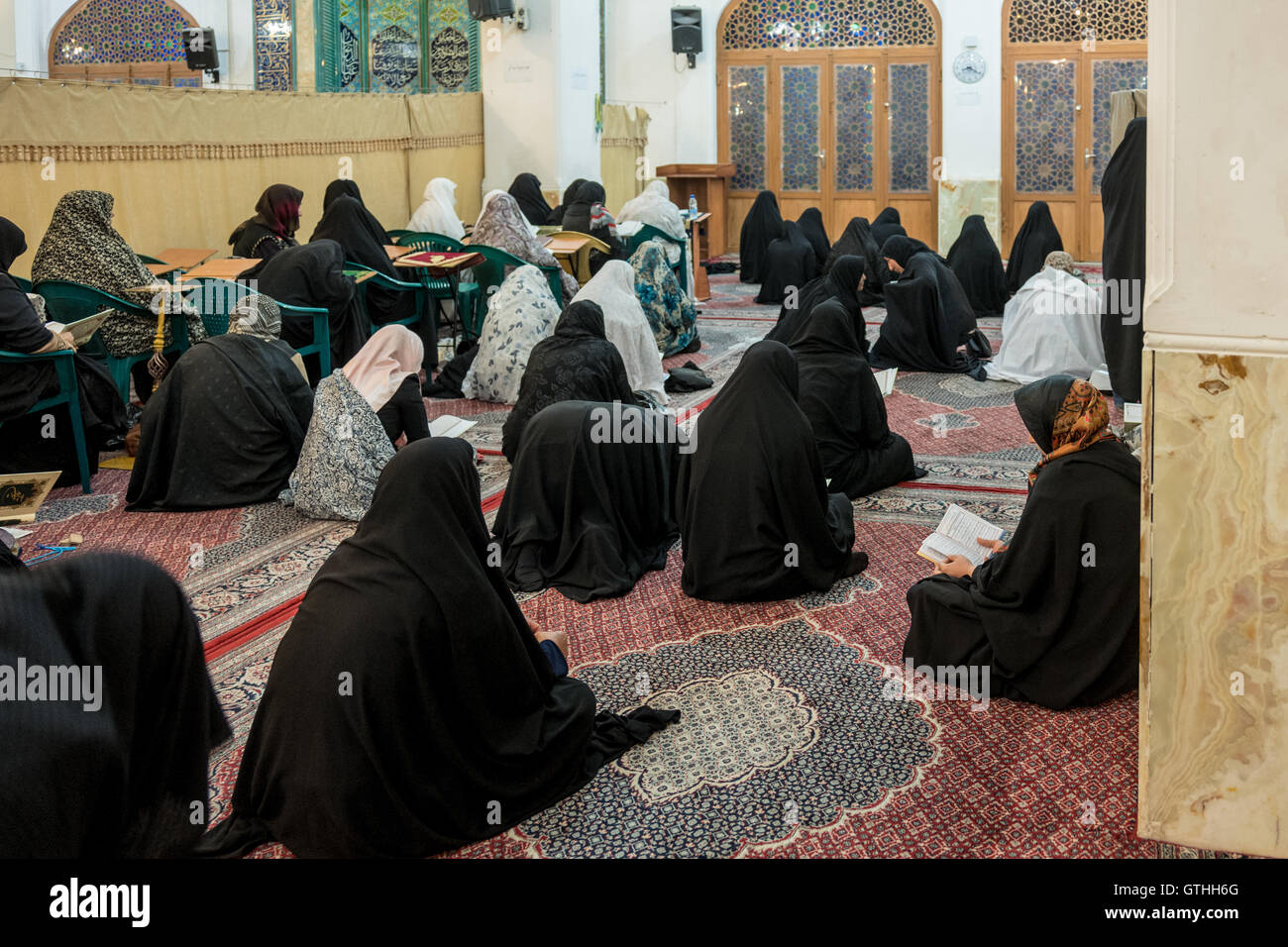 Dies ist das Grab von Emir Ali, ein Neffe von Shah Cheragh, die auch hier starben während En route nach Chorasan, Imam Reza zu helfen. Die bestehenden Schrein entstand im 19. Jahrhundert nach Erdbeben frühere Inkarnationen zerstörten und hat separate Bereiche für Männer und Frauen. Zu den Highlights gehören die auffällige bauchige Shirazi Kuppel, blendende venezianischen Spiegelarbeit, Buntglasfenster und eine komplizierte, alte Holztür. Interessant sind auch die Grabsteine rund um den Hof, für den Familien der Verstorbenen ein kleines Vermögen bezahlt. Stockfoto