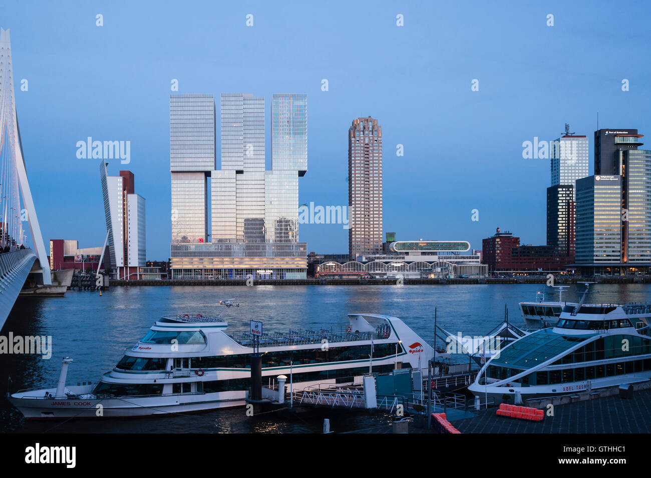 Am Abend Ansicht der Vorderansicht, wie über die Maas zu sehen. De Rotterdam vertikale Stadt, Rotterdam, Niederlande. Architekt: OMA Rem Koolhaas, 2013. Stockfoto