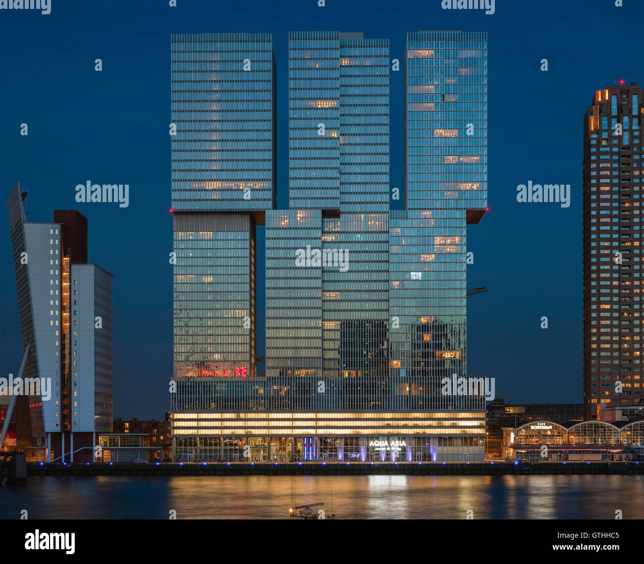 Am Abend Ansicht der Vorderansicht, wie über die Maas zu sehen. De Rotterdam vertikale Stadt, Rotterdam, Niederlande. Architekt: OMA Rem Koolhaas, 2013. Stockfoto