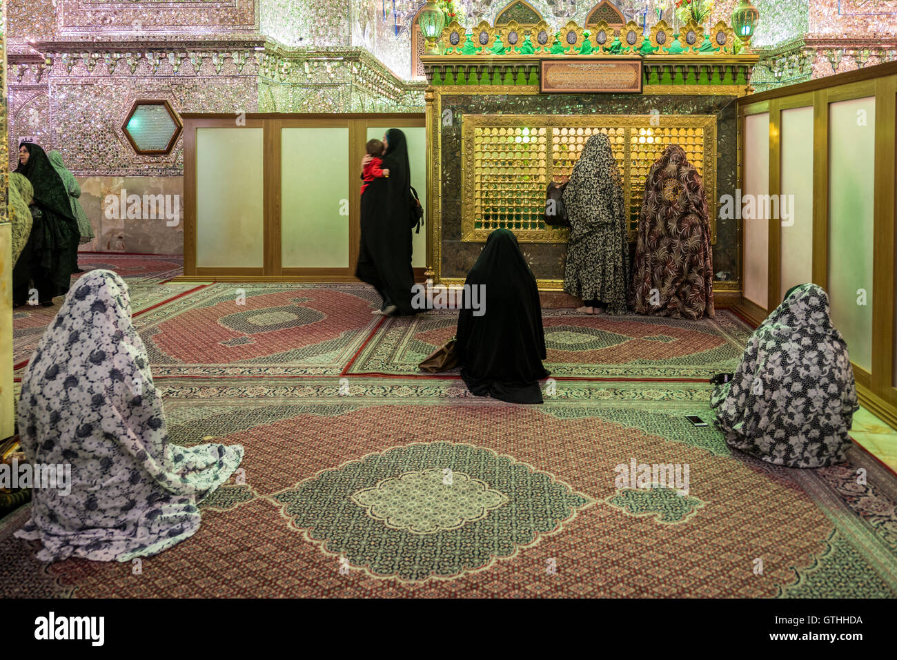 Dies ist das Grab von Emir Ali, ein Neffe von Shah Cheragh, die auch hier starben während En route nach Chorasan, Imam Reza zu helfen. Die bestehenden Schrein entstand im 19. Jahrhundert nach Erdbeben frühere Inkarnationen zerstörten und hat separate Bereiche für Männer und Frauen. Zu den Highlights gehören die auffällige bauchige Shirazi Kuppel, blendende venezianischen Spiegelarbeit, Buntglasfenster und eine komplizierte, alte Holztür. Interessant sind auch die Grabsteine rund um den Hof, für den Familien der Verstorbenen ein kleines Vermögen bezahlt. Stockfoto