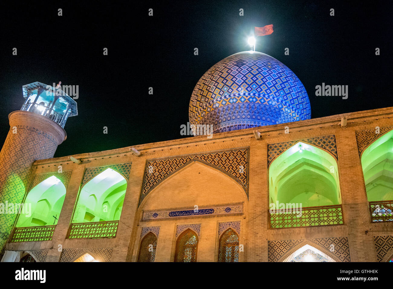 Dies ist das Grab von Emir Ali, ein Neffe von Shah Cheragh, die auch hier starben während En route nach Chorasan, Imam Reza zu helfen. Die bestehenden Schrein entstand im 19. Jahrhundert nach Erdbeben frühere Inkarnationen zerstörten und hat separate Bereiche für Männer und Frauen. Zu den Highlights gehören die auffällige bauchige Shirazi Kuppel, blendende venezianischen Spiegelarbeit, Buntglasfenster und eine komplizierte, alte Holztür. Interessant sind auch die Grabsteine rund um den Hof, für den Familien der Verstorbenen ein kleines Vermögen bezahlt. Stockfoto