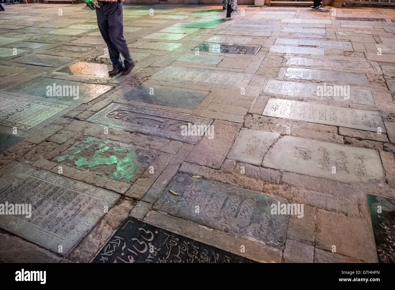 Dies ist das Grab von Emir Ali, ein Neffe von Shah Cheragh, die auch hier starben während En route nach Chorasan, Imam Reza zu helfen. Die bestehenden Schrein entstand im 19. Jahrhundert nach Erdbeben frühere Inkarnationen zerstörten und hat separate Bereiche für Männer und Frauen. Zu den Highlights gehören die auffällige bauchige Shirazi Kuppel, blendende venezianischen Spiegelarbeit, Buntglasfenster und eine komplizierte, alte Holztür. Interessant sind auch die Grabsteine rund um den Hof, für den Familien der Verstorbenen ein kleines Vermögen bezahlt. Stockfoto