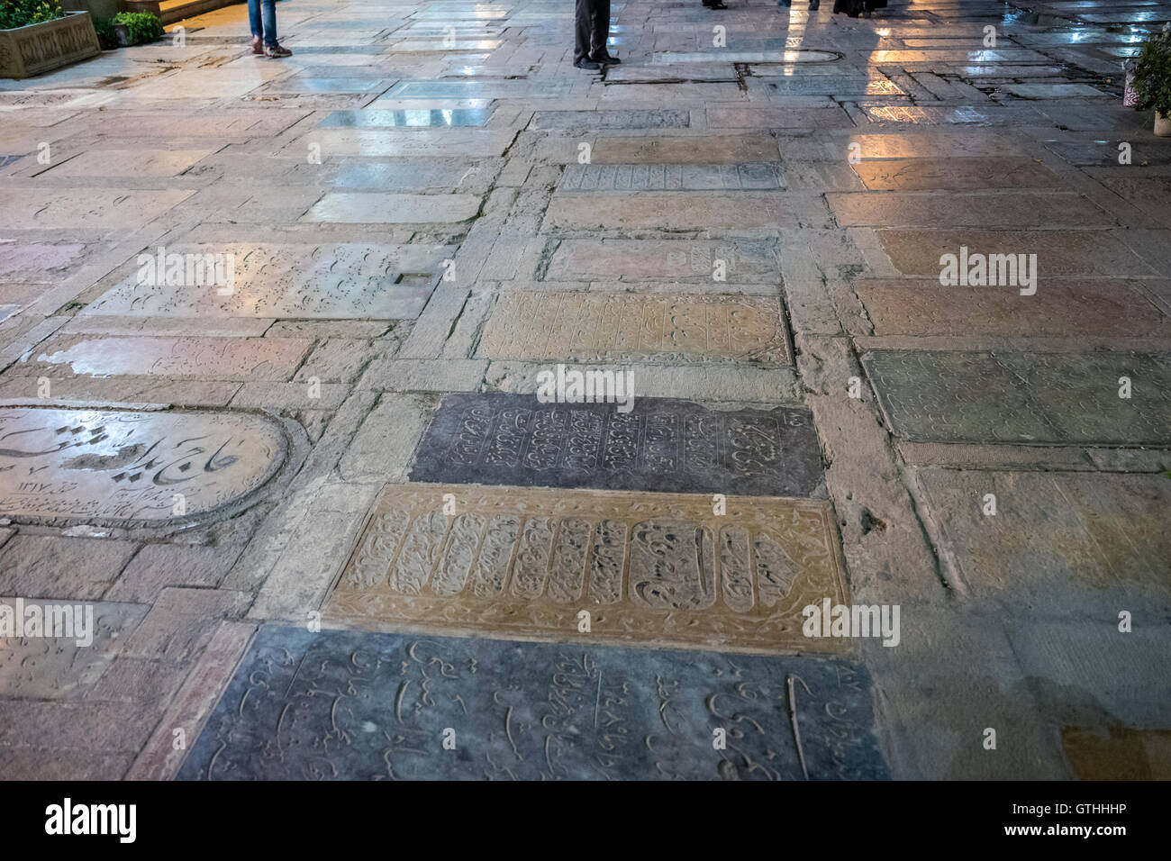 Dies ist das Grab von Emir Ali, ein Neffe von Shah Cheragh, die auch hier starben während En route nach Chorasan, Imam Reza zu helfen. Die bestehenden Schrein entstand im 19. Jahrhundert nach Erdbeben frühere Inkarnationen zerstörten und hat separate Bereiche für Männer und Frauen. Zu den Highlights gehören die auffällige bauchige Shirazi Kuppel, blendende venezianischen Spiegelarbeit, Buntglasfenster und eine komplizierte, alte Holztür. Interessant sind auch die Grabsteine rund um den Hof, für den Familien der Verstorbenen ein kleines Vermögen bezahlt. Stockfoto