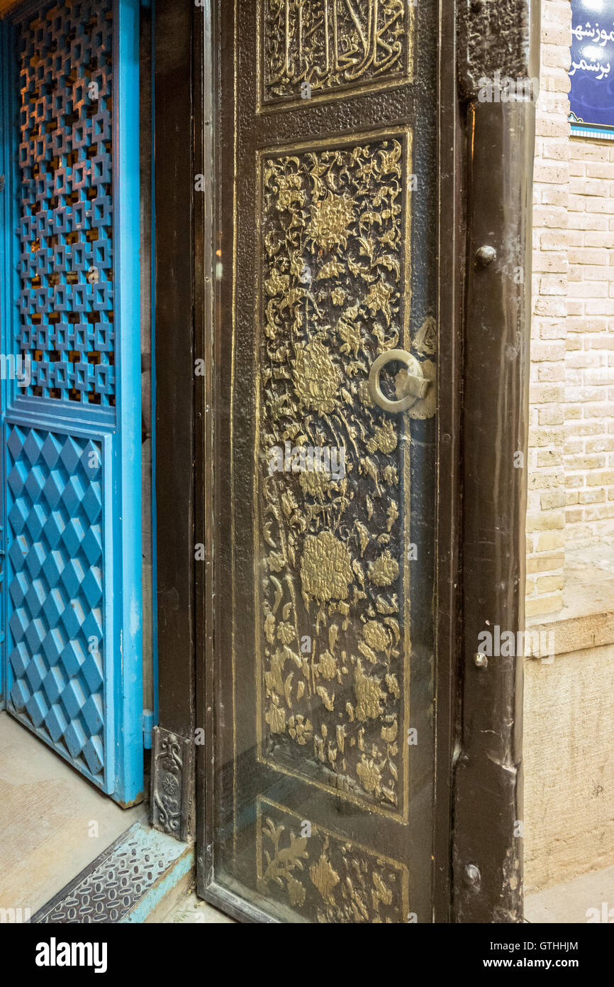 Dies ist das Grab von Emir Ali, ein Neffe von Shah Cheragh, die auch hier starben während En route nach Chorasan, Imam Reza zu helfen. Die bestehenden Schrein entstand im 19. Jahrhundert nach Erdbeben frühere Inkarnationen zerstörten und hat separate Bereiche für Männer und Frauen. Zu den Highlights gehören die auffällige bauchige Shirazi Kuppel, blendende venezianischen Spiegelarbeit, Buntglasfenster und eine komplizierte, alte Holztür. Interessant sind auch die Grabsteine rund um den Hof, für den Familien der Verstorbenen ein kleines Vermögen bezahlt. Stockfoto