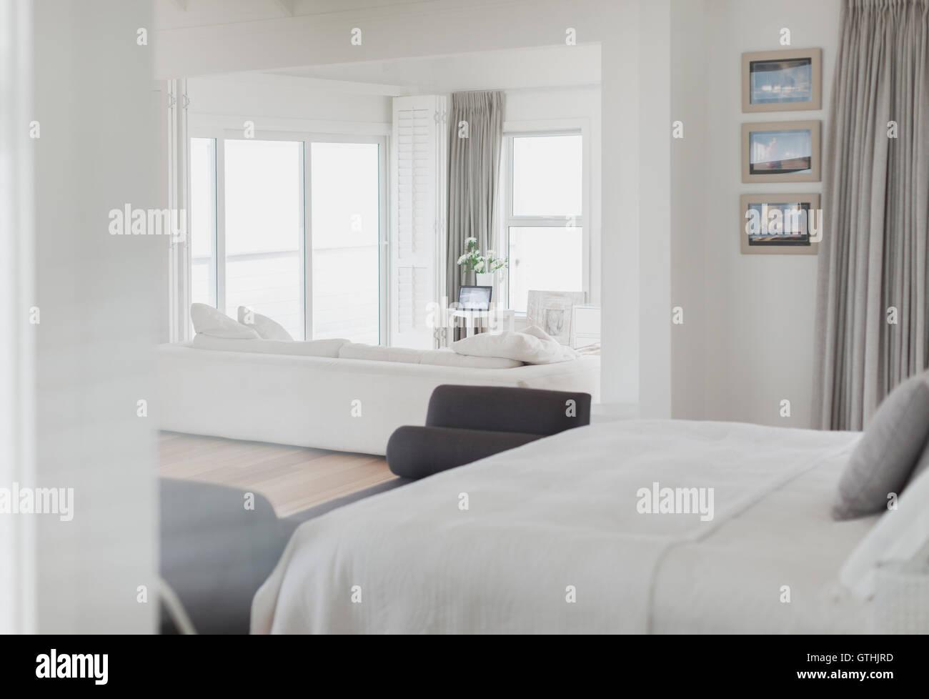 Weiße Schlafzimmer offen zum Wohnzimmer im Hause showcase Stockfoto