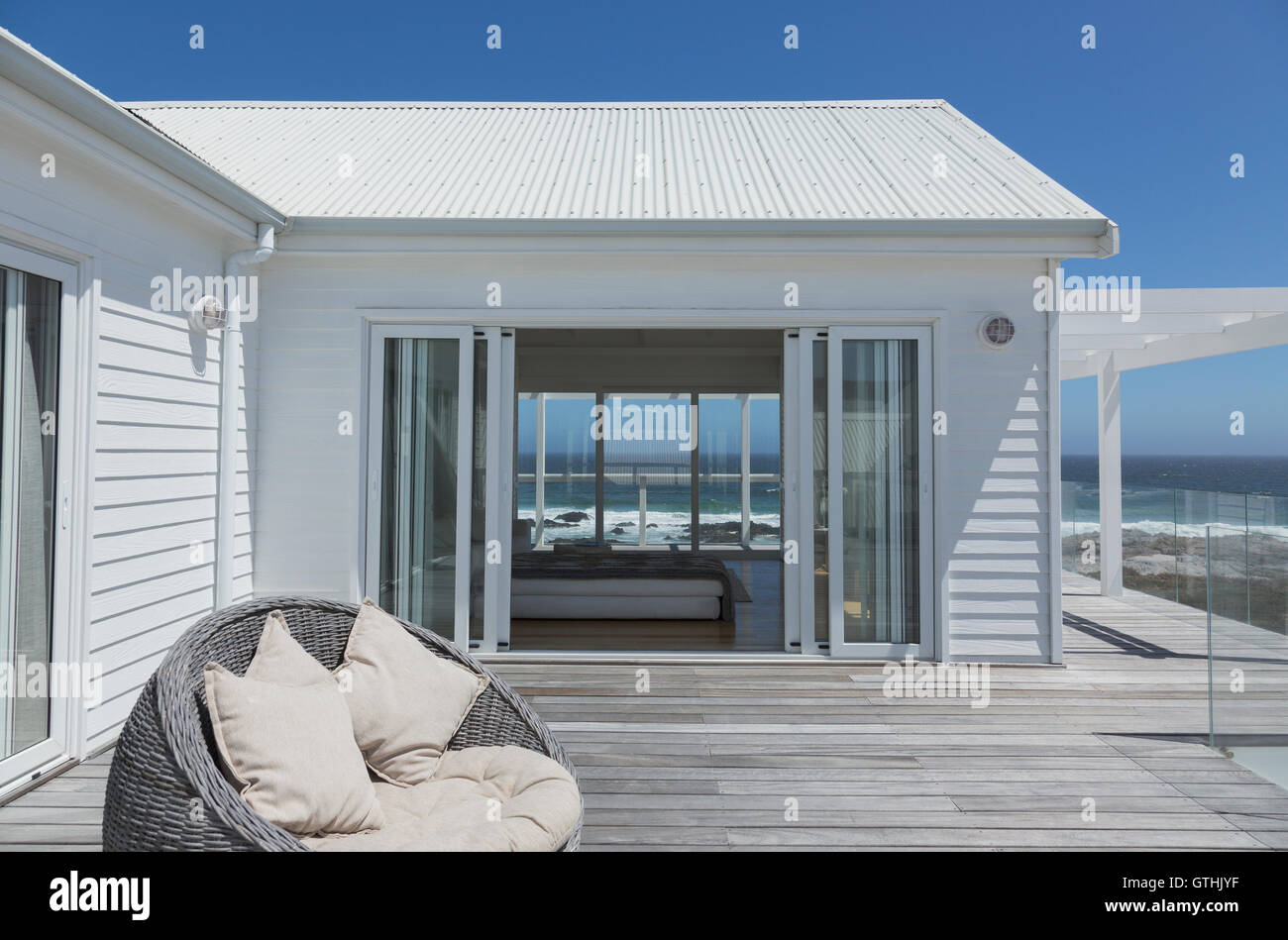 Weißen Strandhaus mit sonnigen Meerblick Stockfoto