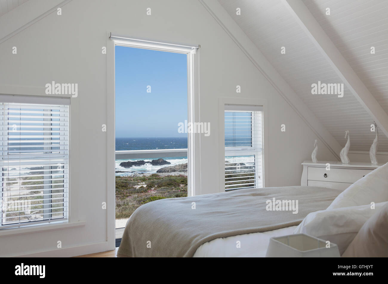 Gewölbte Decke im Weißen Haus Schaufenster Schlafzimmer mit sonnigen Meerblick Stockfoto