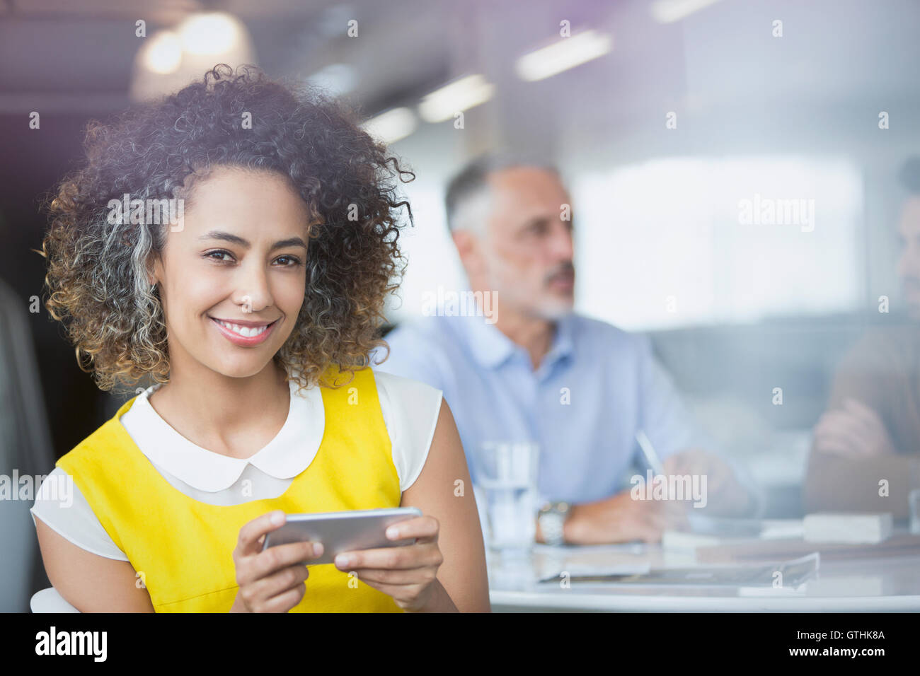 Porträt, Lächeln Geschäftsfrau SMS mit Handy in treffen Stockfoto