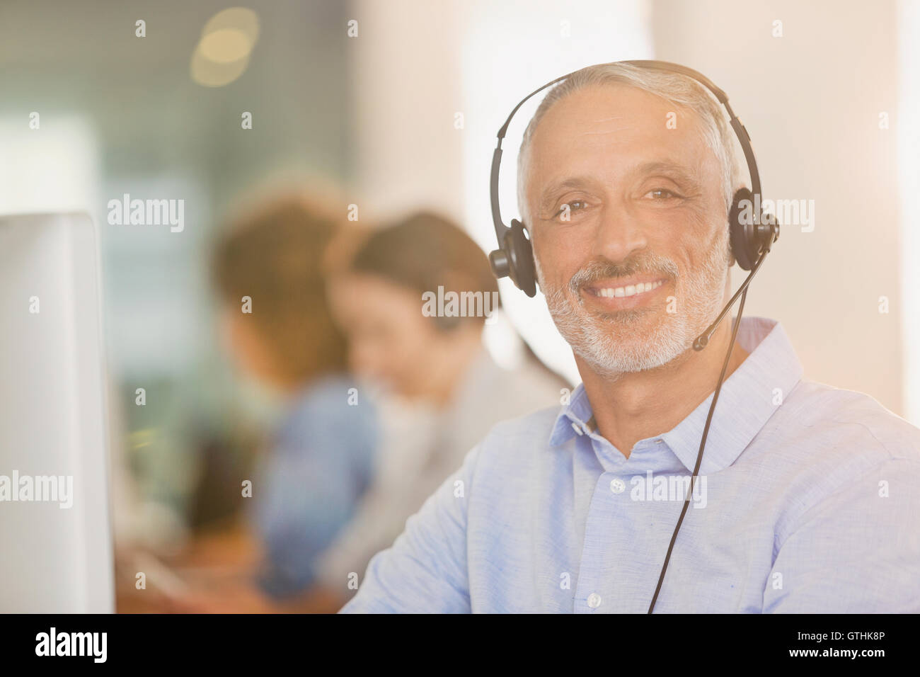 Porträt lächelnd Geschäftsmann mit Kopfhörer im Büro Stockfoto