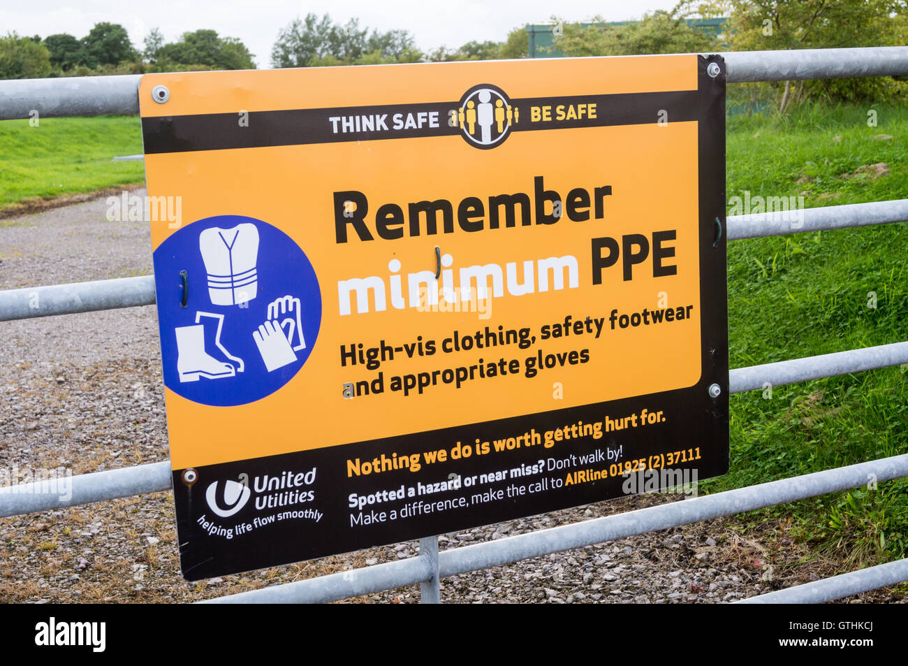 Gesundheit und Sicherheitswarnung unterzeichnen auf dem Tor ein Wasser Behandlung arbeiten, Bowness-on-Solway, Cumbria, England Stockfoto