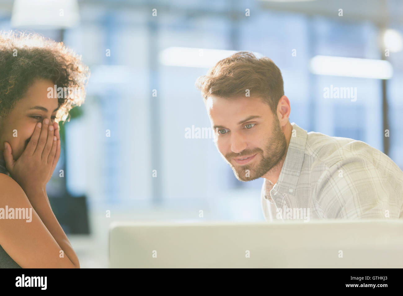 Lachen, Geschäftsfrau und Geschäftsmann arbeiten am Computer im Büro Stockfoto