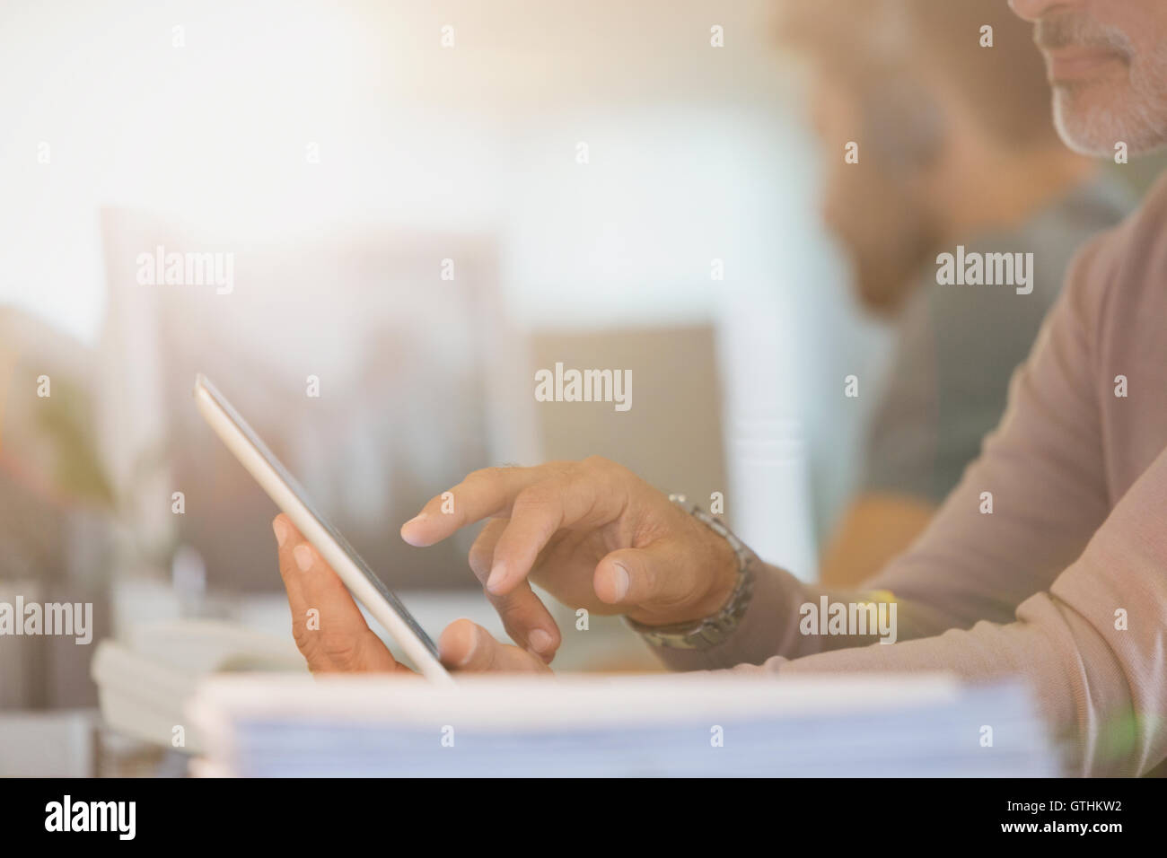 Nahaufnahme der Geschäftsmann mit digital-Tablette in office Stockfoto