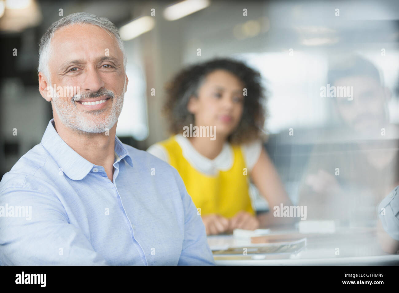 Porträt lächelnd Geschäftsmann in treffen Stockfoto