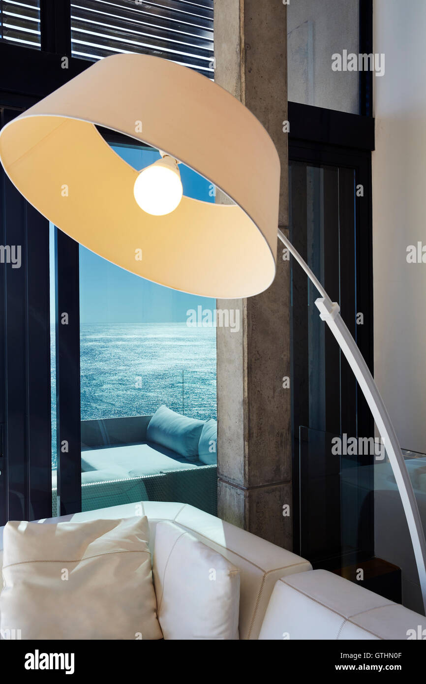 Sektionaltore Bogenlampe in Luxus Wohnzimmer mit Blick aufs Meer Stockfoto
