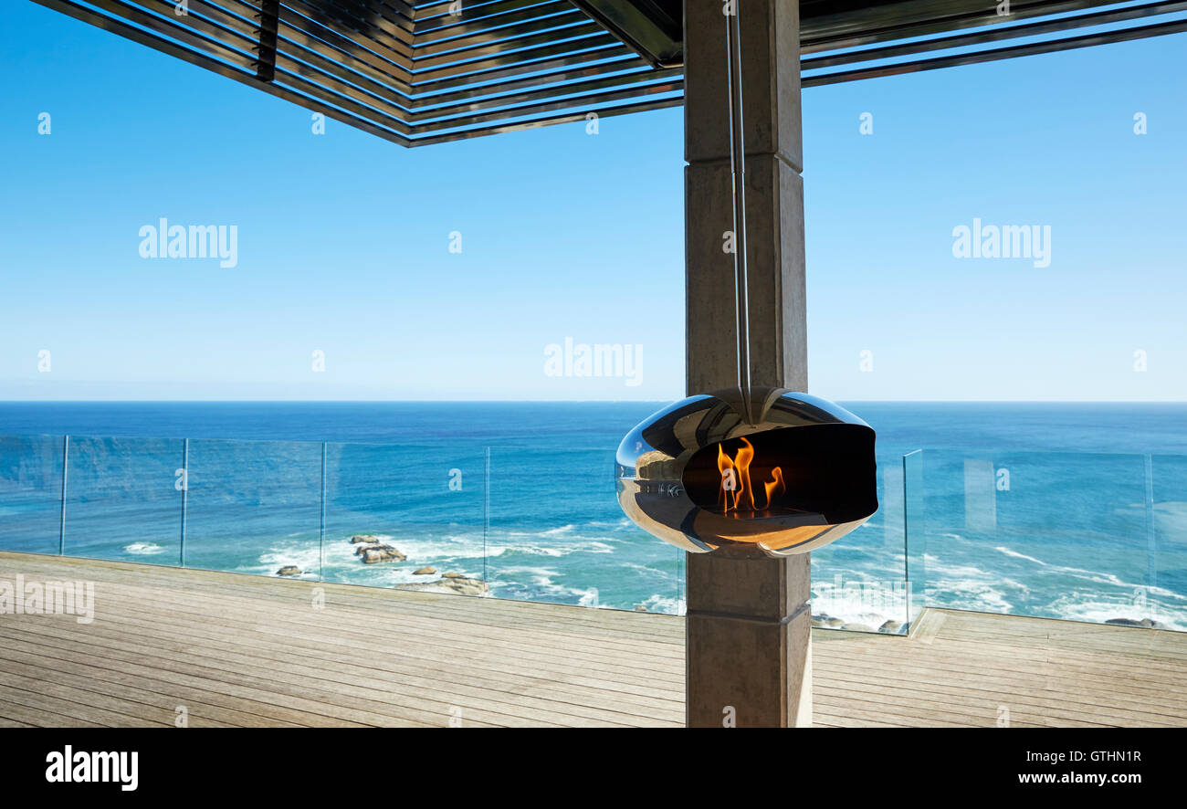 Hängenden Kamin auf modernen Luxus-Terrasse mit Blick aufs Meer Stockfoto