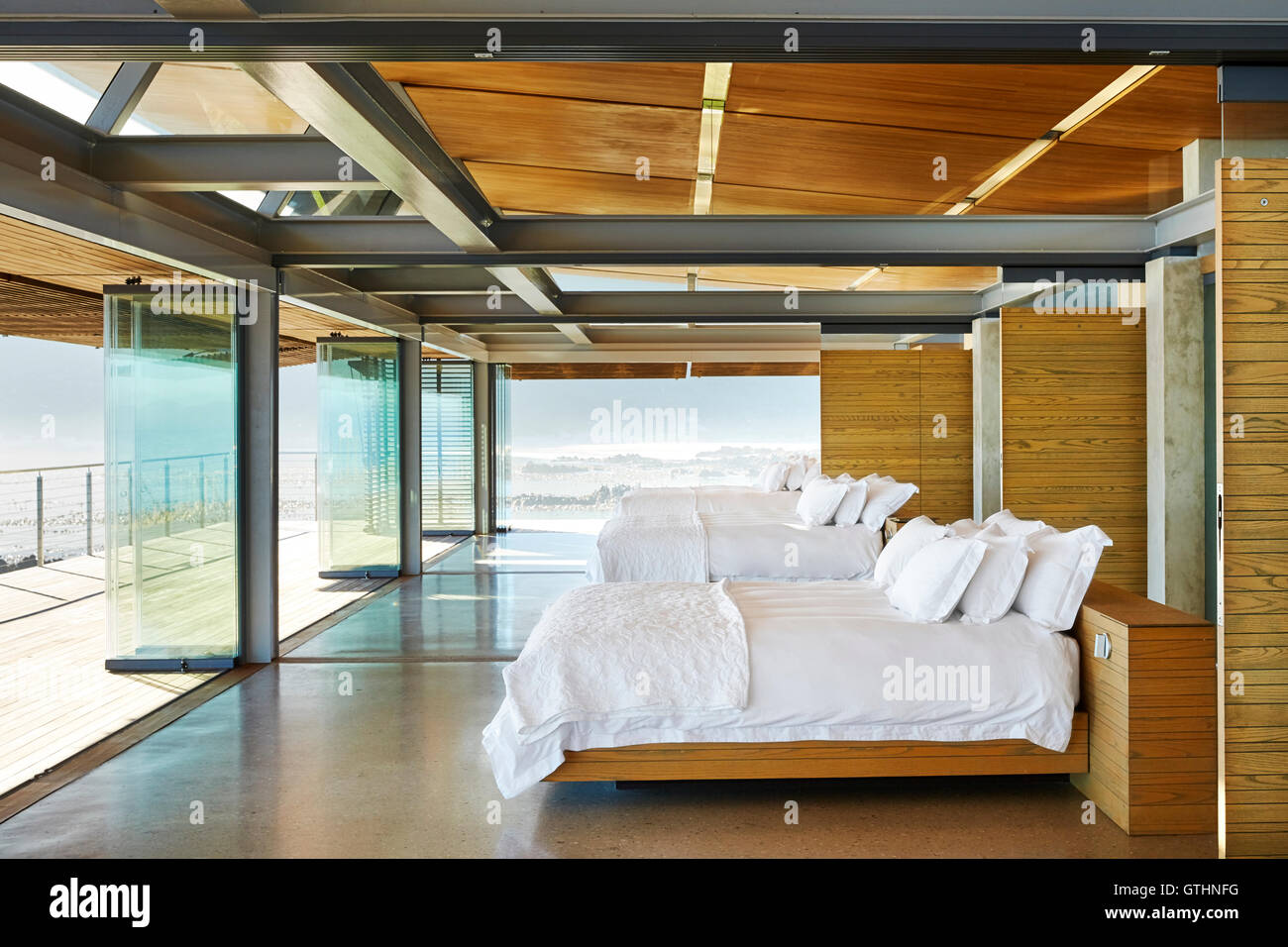 Moderne Betten hintereinander zu öffnen, zum Innenhof Stockfoto