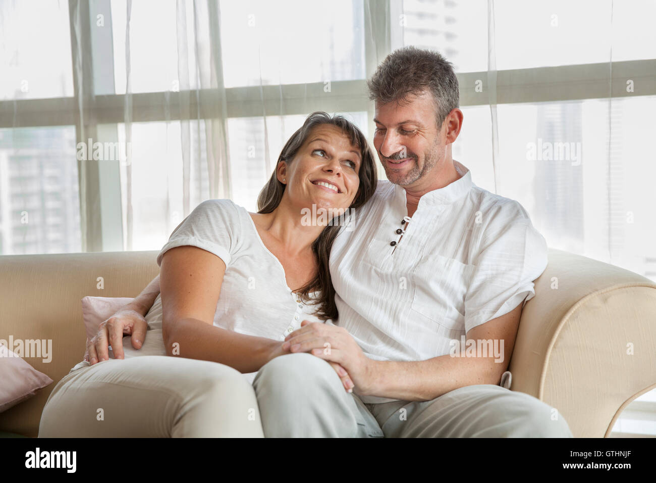 mittleren Alter Brautpaar gegenseitig betrachten Stockfoto