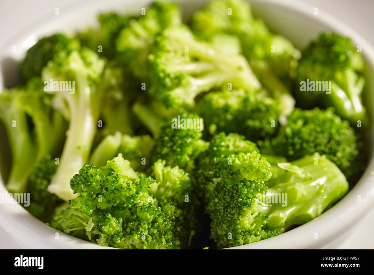 eine Schüssel mit gekochtem Broccoli-Röschen Stockfoto