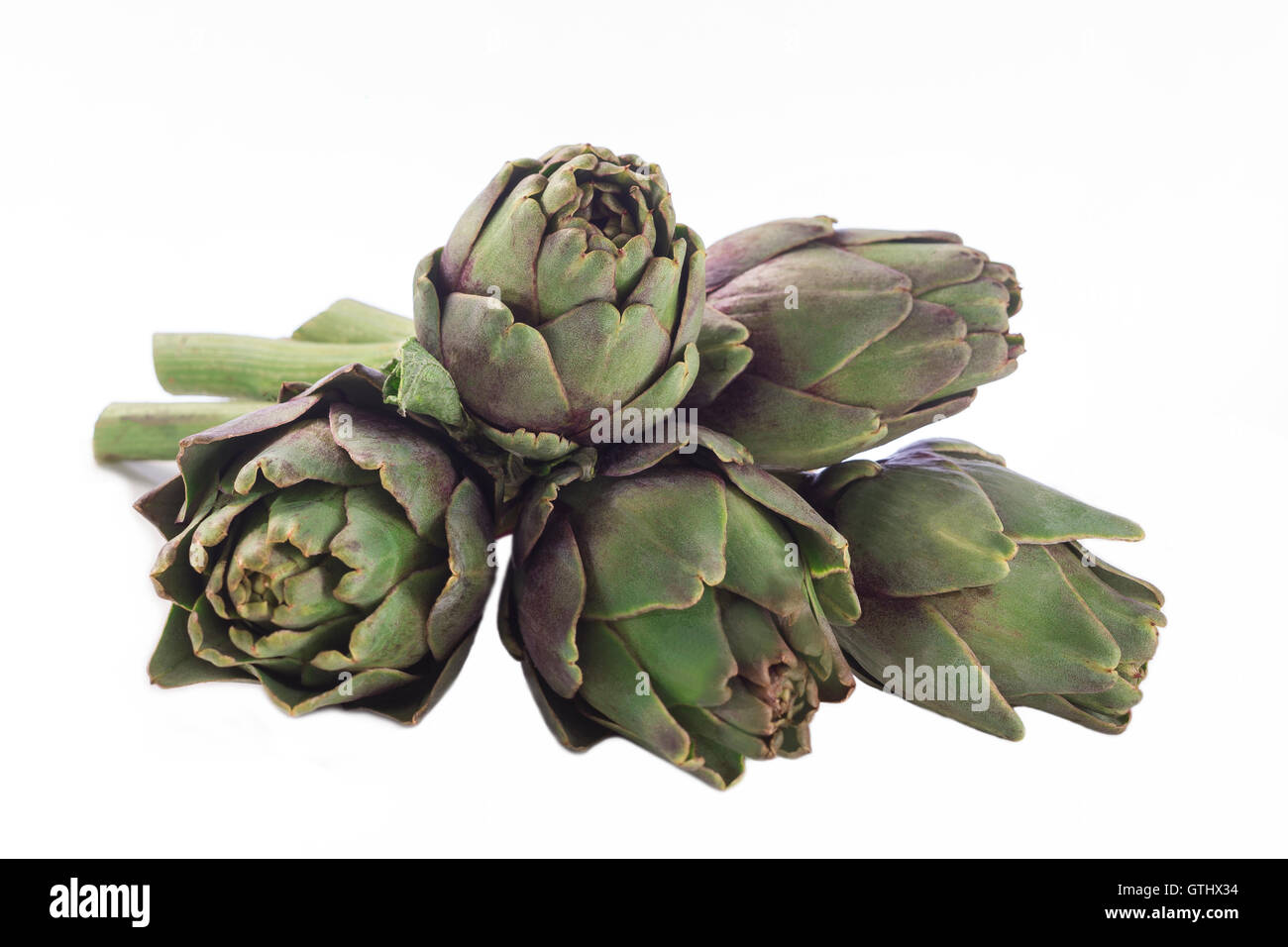 Frische Artischocken mit Stiel und Blatt gesunde Ernährung Stockfoto