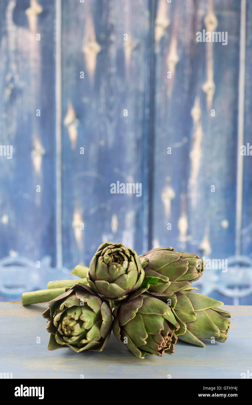 Frische Artischocken mit Stiel und Blatt gesunde Ernährung Stockfoto