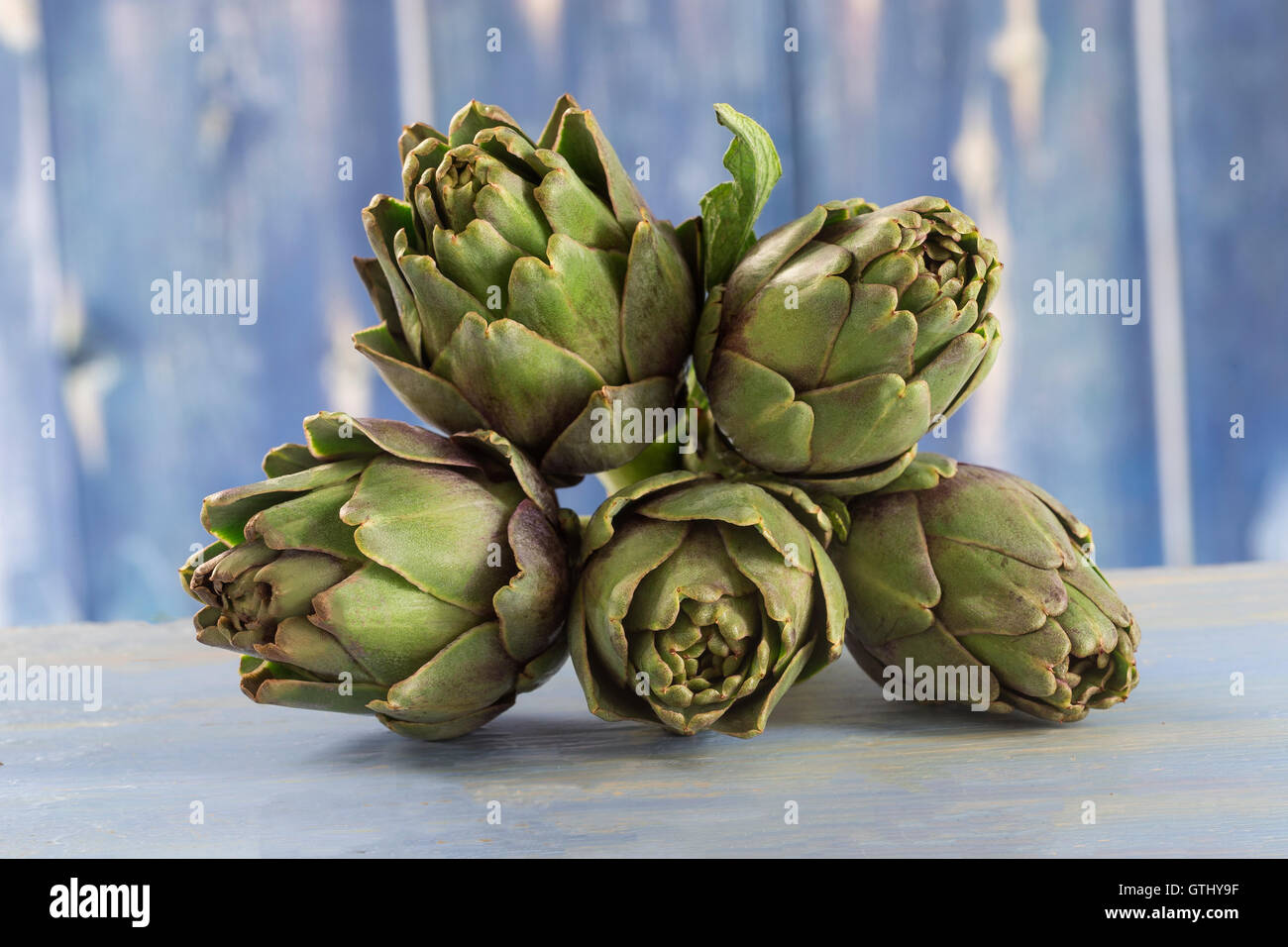 Frische Artischocken mit Stiel und Blatt gesunde Ernährung Stockfoto