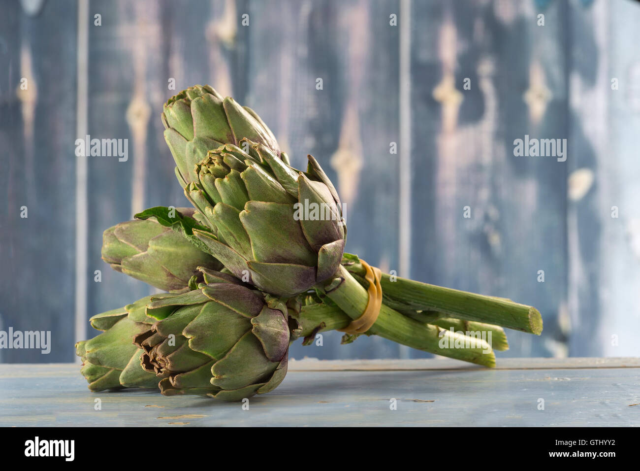 Frische Artischocken mit Stiel und Blatt gesunde Ernährung Stockfoto