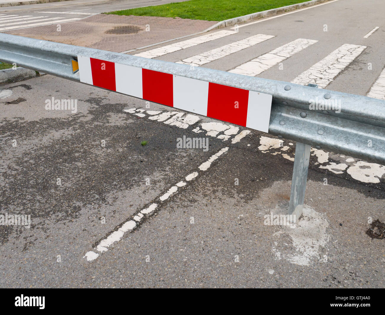 Road unter gestreiften Bauschild steht am Ende der Straße Stockfoto