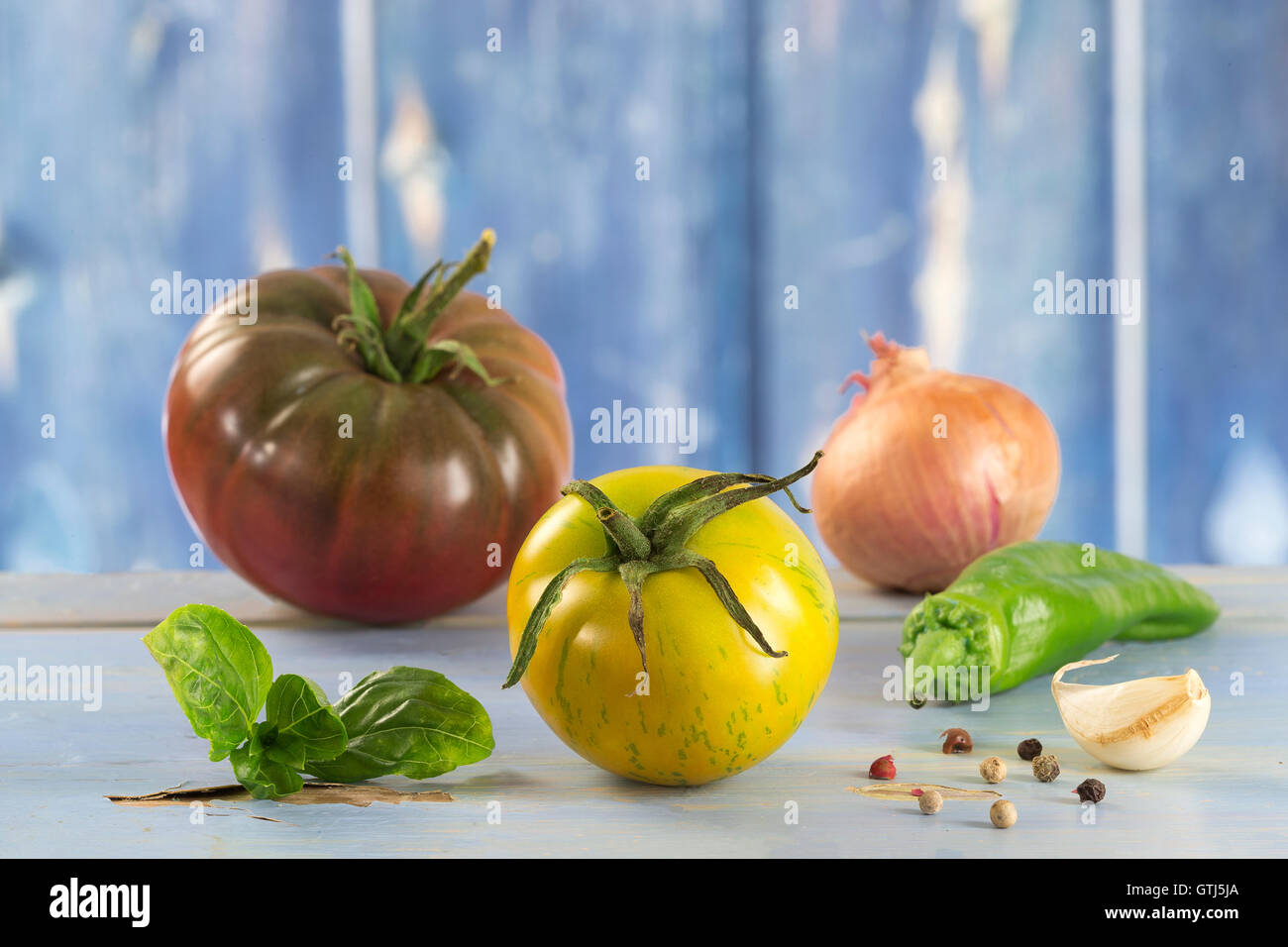 Erbstück-Tomaten und Basilikum und Gewürzen Stockfoto