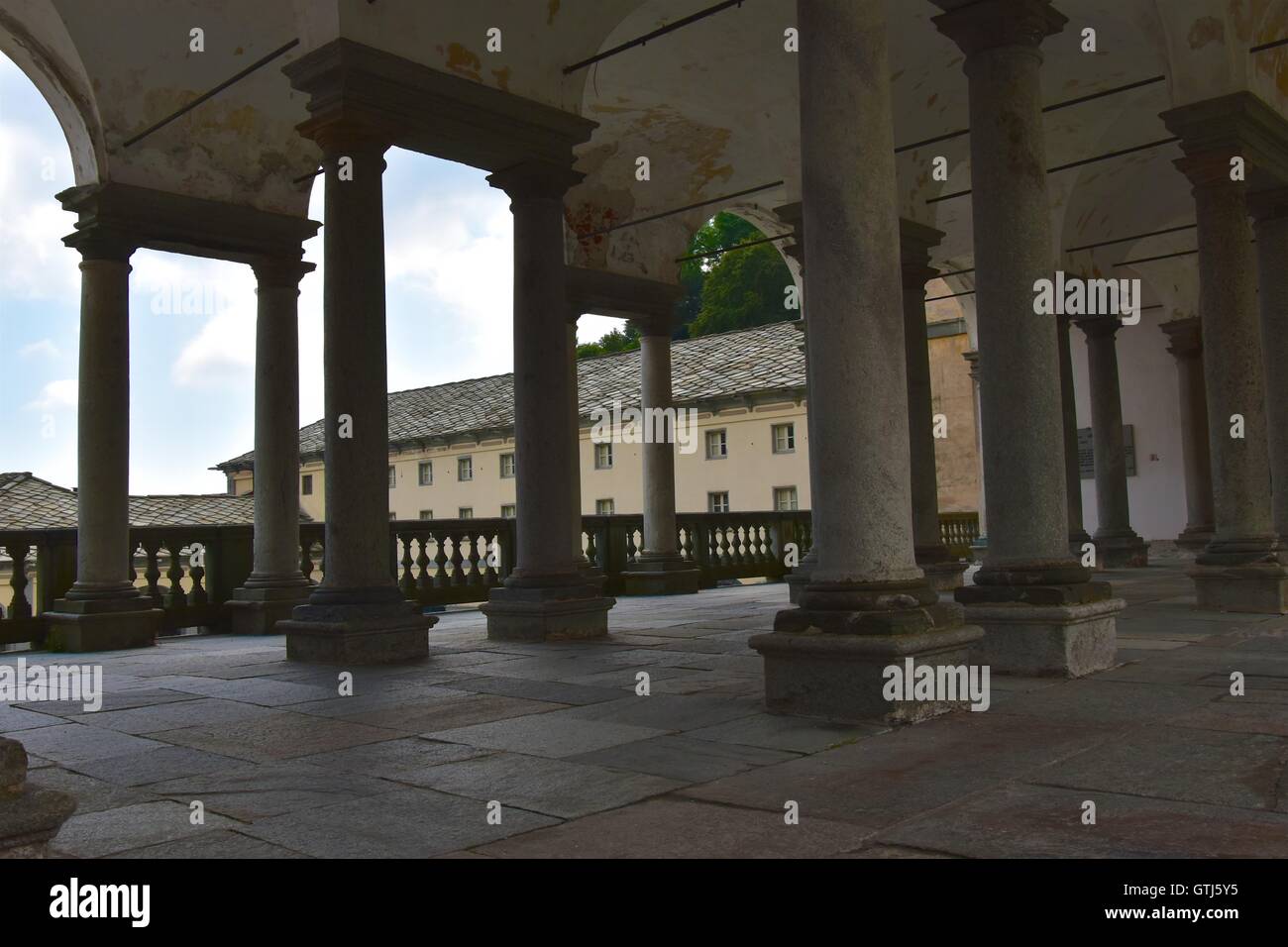 Schöne alte Kirche, innen und außen. Piemont, Italien. Marco Imazio © Stockfoto