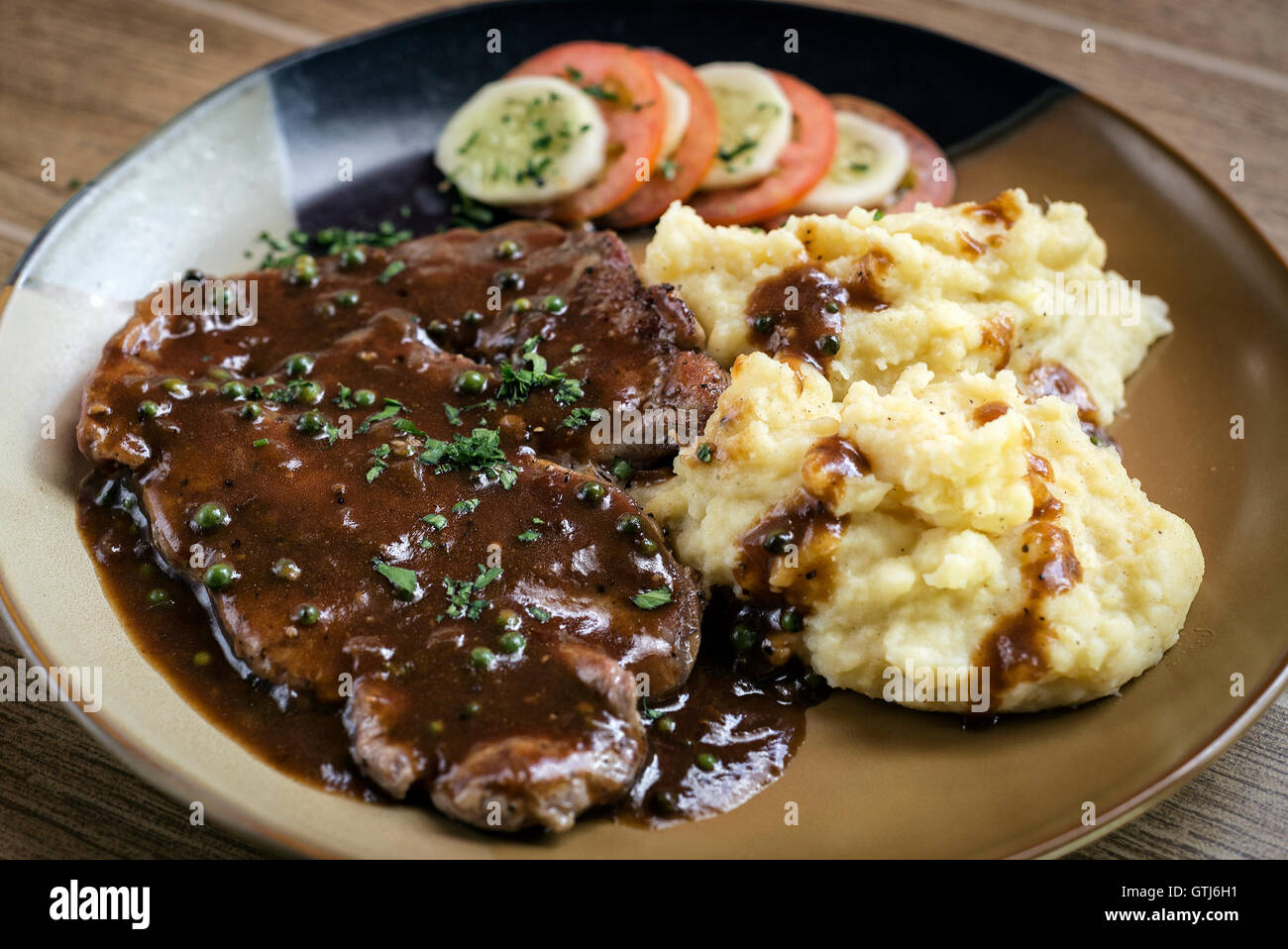 Beef Steak Essen Mit Gestampften Kartoffeln Und Sosse Sauce Auf Tisch Stockfotografie Alamy