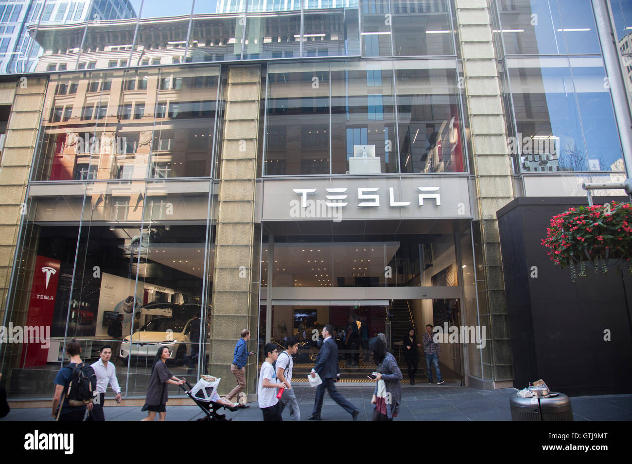 Tesla-Autohaus in Stadtzentrum von Martin Place, Sydney, New-South.Wales, Australien Stockfoto