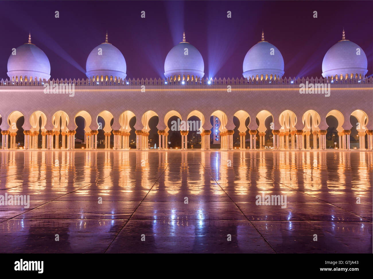 Sheikh Zayed Grand Moschee in Abudhabi senden schöne Lichtstrahlen Stockfoto