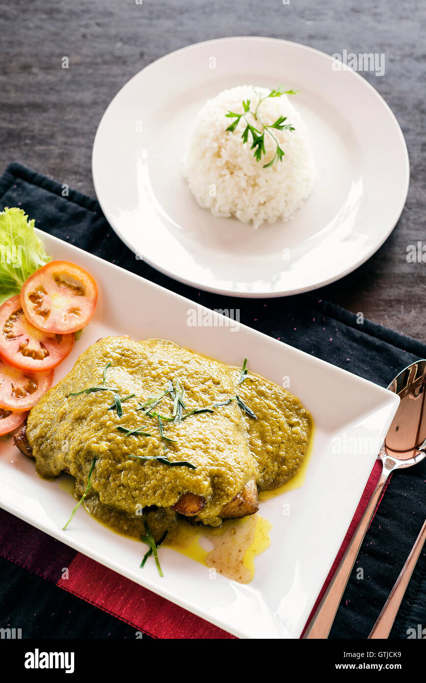 Thai Fisch-Filet mit asiatischen Green curry Soße essen und Reis Stockfoto