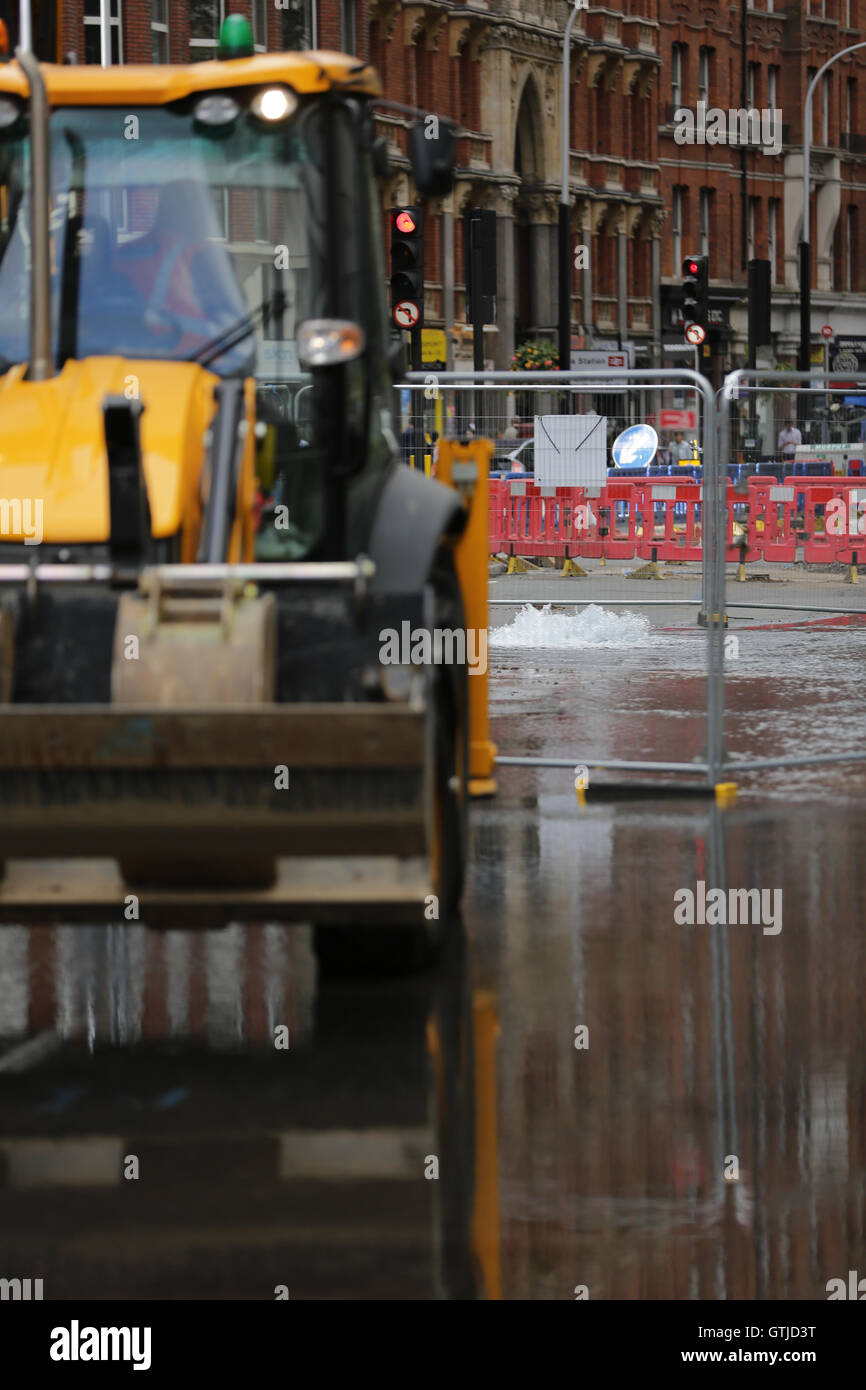 Victoria Street in Westminster, London ist wie Wasser fließt aus einem Wasserrohrbruch abgesperrt. Bild Datum: Freitag, 9. September 2016. Bildnachweis sollte lauten: Daniel Leal-Olivas/PA Wire Stockfoto